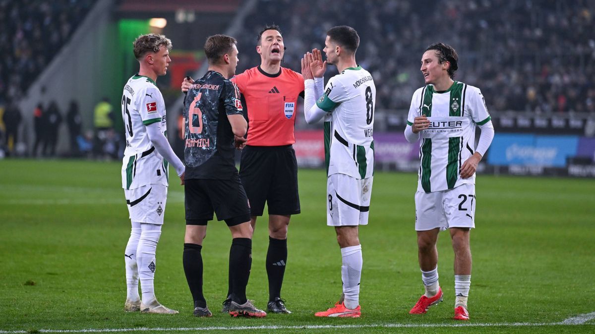 11.01.2025, Fussball 1. Bundesliga 2024 2025, 16. Spieltag, Borussia Mönchengladbach - FC Bayern München, im Borussia-Park Mönchengladbach. Robin Hack (Borussia Mönchengladbach) (l-r), Joshua Kimmi...