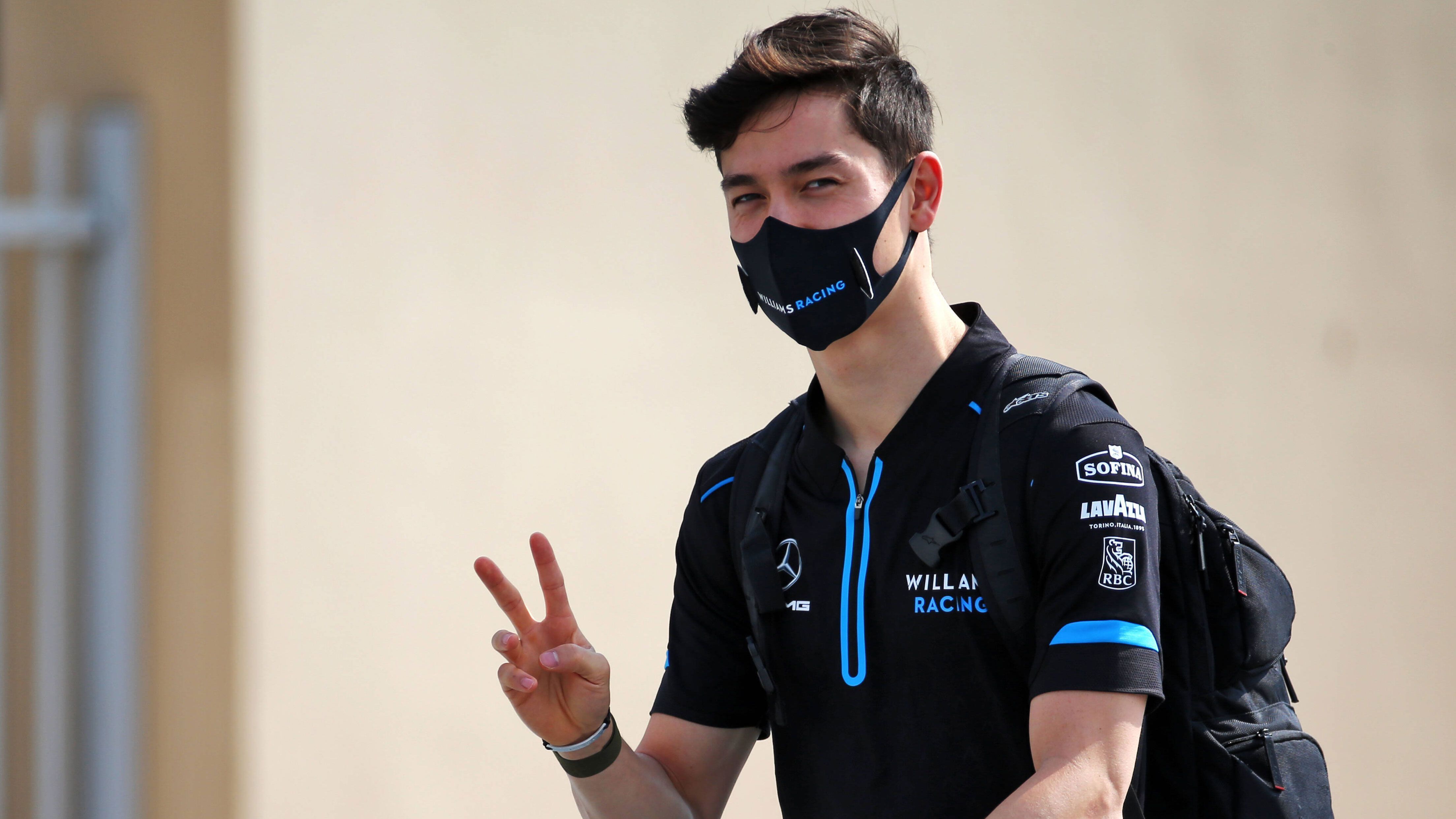 
                <strong>Jack Aitken (Williams Racing)</strong><br>
                Im vergangenen Jahr sprang Jack Aitken in Bahrain als Ersatzfahrer für Williams Racing ein. Dort leistete er sich in Runde 63 einen Dreher, schloss das Rennen aber noch auf dem 16. Platz ab. Nachdem sich Mazepin im ersten Saisonrennen in Bahrain nach Kurve 2 drehte, twitterte Aitken spöttisch: "Ich fühle mich schlagartig besser, dass ich 60 Runden in Sakhir gefahren bin, bevor ich mich gedreht habe."
              