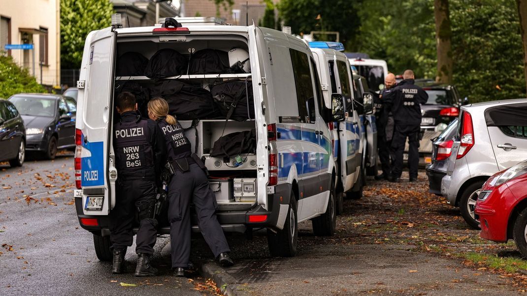 Knapp drei Wochen nach dem tödlichen Messerangriff in Solingen hat die Polizei in der Stadt erneut nach Beweismitteln gesucht.