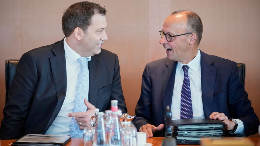 Kanzler Friedrich Merz und Finanzminister Lars Klingbeil sprechen bei einer Kabinettssitzung in Berlin miteinander.