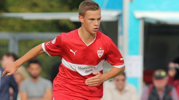 
                <strong>Kimmichs Weg an die Spitze</strong><br>
                Von seinem Heimatverein VfB Bösingen wechselt Kimmich mit zwölf Jahren zum VfB Stuttgart. Dort werden in seiner A-Jugend-Saison die Scouts von RB Leipzig auf ihn aufmerksam. 
              