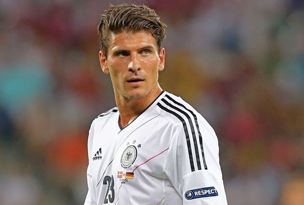 
                <strong>Platz 13: Mario Gomez (11,9 Mio.)</strong><br>
                Der große Verlierer heißt Mario Gomez. Der Angreifer des AC Florenz, der aufgrund seiner verletzungsträchtigen Vorsaison nicht für die WM nominiert wurde, ist mit 11,9 Millionen Euro nunmehr 28 Prozent weniger wert als vor zwei Jahren.
              