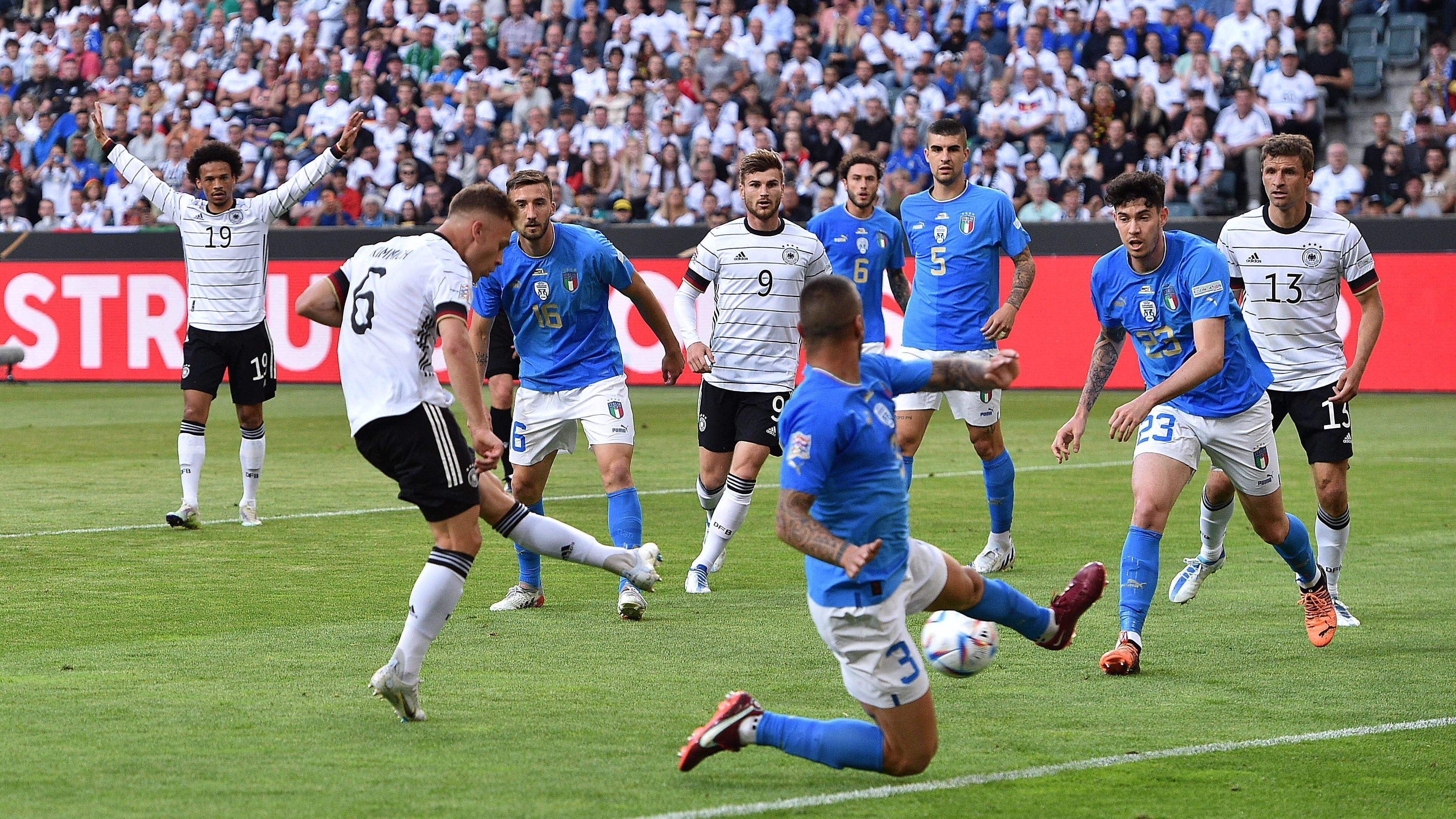 <strong>Deutschland gegen Italien: Die großen Duelle bei Turnieren</strong><br> <em>Im Viertelfinale der Nations League trifft die DFB-Auswahl auf Italien. Das letzte Duell mit der "Squadra Azzurra" konnte die Nationalmannschaft gewinnen. Bei Welt- oder Europameisterschaften siehte die deutsche Bilanz gegen Italien allerdings mau aus: null Siege, vier Unentschieden, vier bittere Pleiten. <strong>ran</strong> blickt auf die bisher größten Duelle beider Teams zurück.</em>