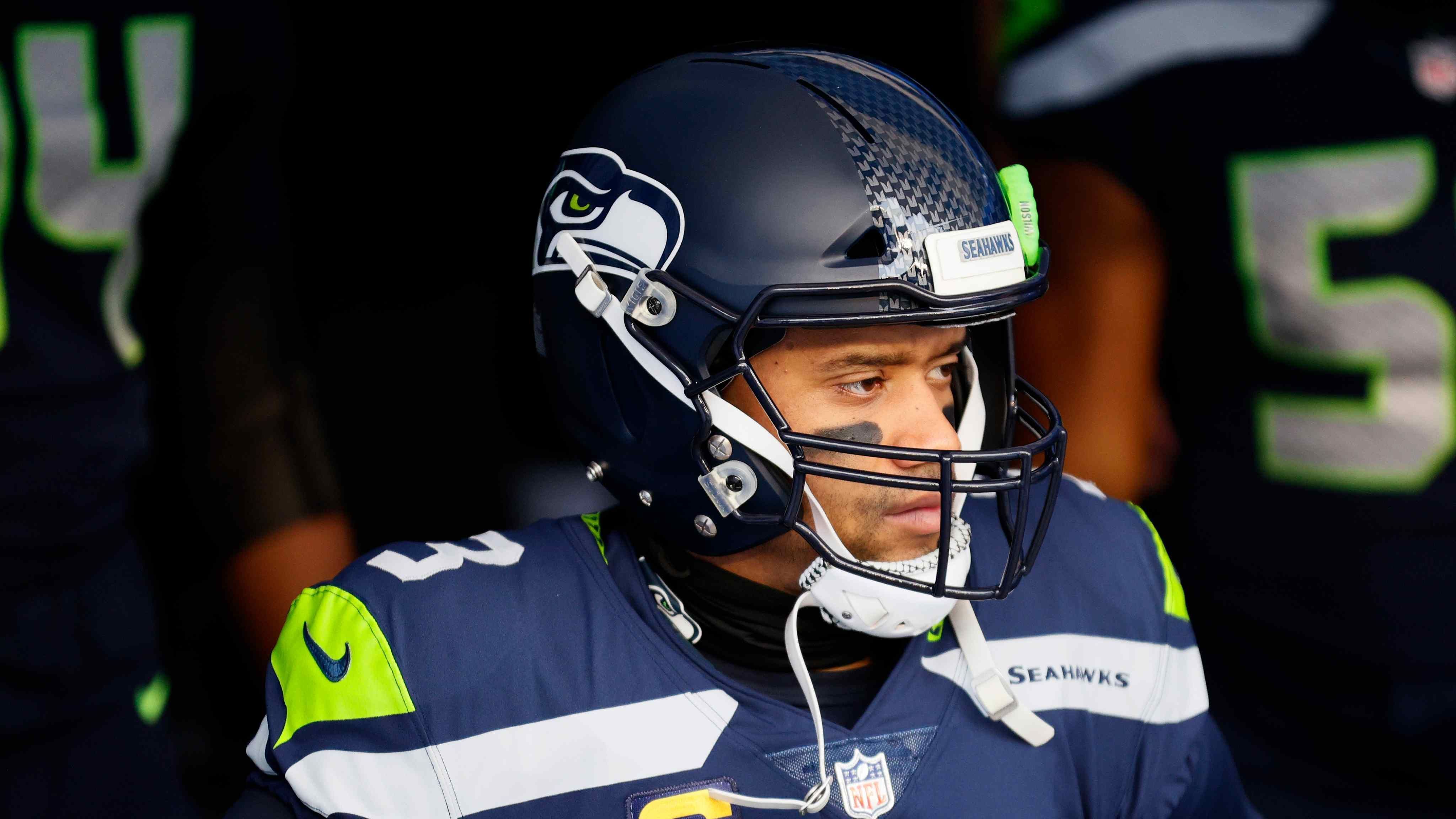 
                <strong>Verlierer: Russell Wilson</strong><br>
                Was im Oktober noch als unmöglich galt, wurde gegen die Los Angeles Rams zur bitteren Realität. Russell Wilson und die Offense fanden gegen die Defense der Kalifornier über weite Strecken der Partie keine Antworten. Galt der 32-Jährige zu Beginn der Saison noch als eindeutiger MVP-Kandidat, findet seine und die Saison der Seahawks nun ein ernüchterndes Ende. Gegen die Rams brachte Wilson gerade einmal elf Passversuche an den Mann und erzielte damit 174 Yards Raumgewinn. Zwei geworfenen Touchdowns steht auch eine haarsträubende Interception entgegen, die zu einem Pick Six führte. Erst als das Spiel schon entschieden war, ließ Wilson seine unbestrittene Klasse aufblitzen.
              