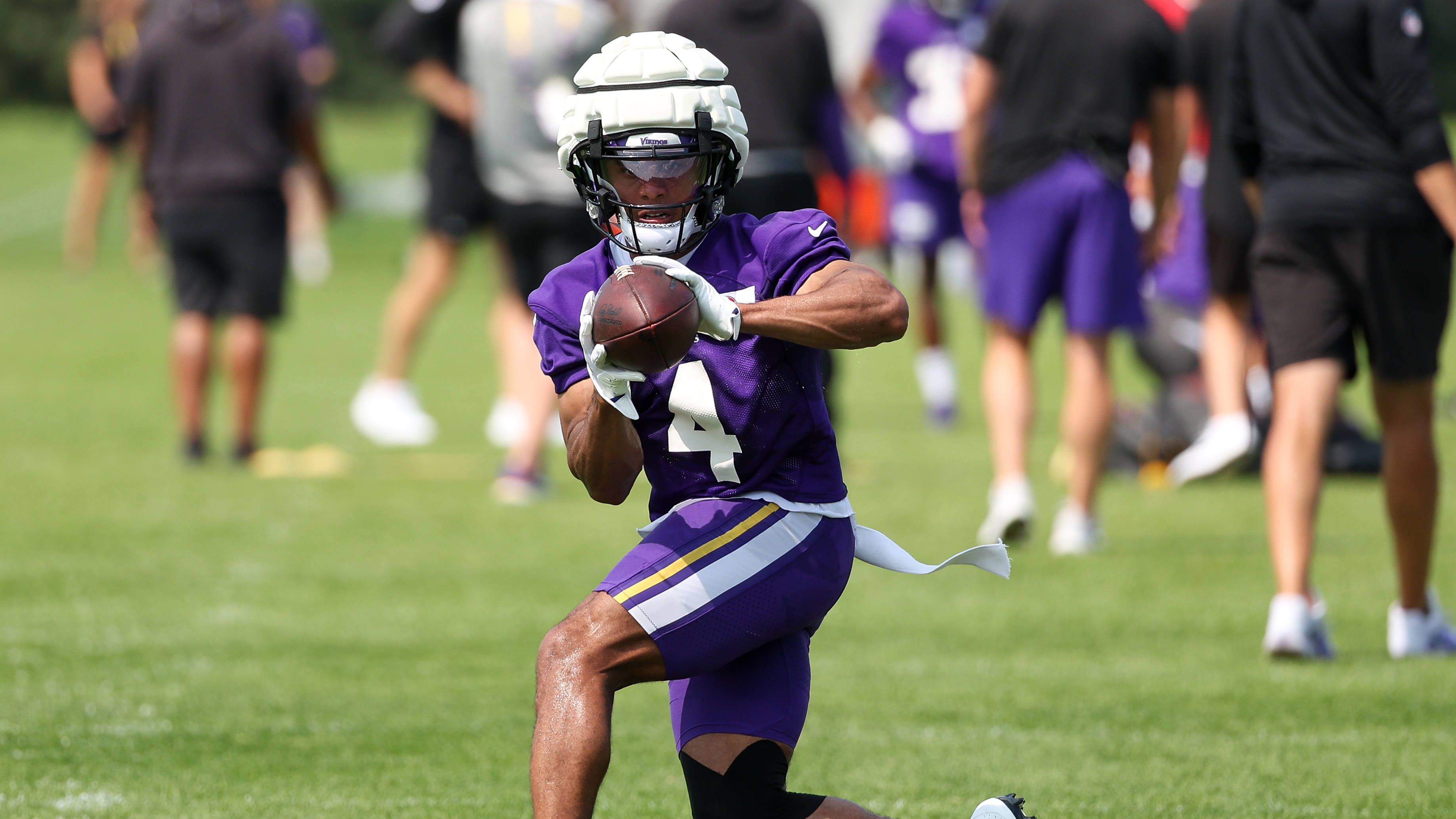 <em><strong>Rondale Moore (Minnesota Vikings)</strong><br>Schock-Minuten im ersten Preseason-Spiel der Minnesota Vikings! Gleich zu Beginn der Partie gegen die Houston Texans verletzte sich Wide Receiver Rondale Moore offenbar schwer am Bein. Er musste mit einem Kart abtransportiert werden. Mehrere Spieler beider Teams knieten um den Neuzugang der Vikings herum. Er verpasste bereits die letzte Spielzeit bei den Atlanta Falcons verletzungsbedingt.</em>
