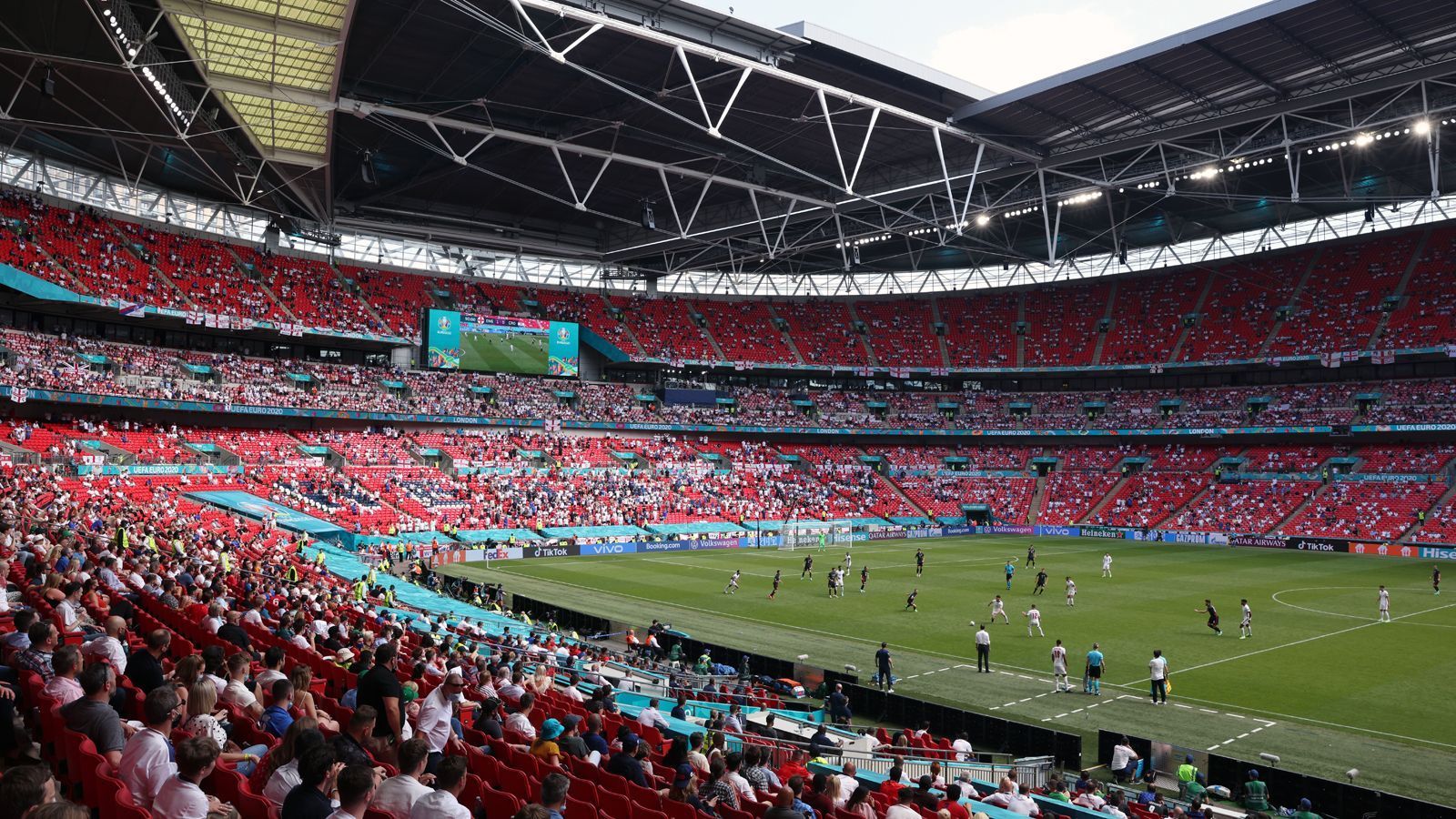 
                <strong>Wembleystadion London</strong><br>
                Bei der Fußball-EM begann Tag 3 im Londoner Wembleystadion mit der Partie zwischen England und Kroatien. 22.500 Zuschauern waren im Stadion und sahen einen erfolgreichen EM-Auftakt der "Three Lions".
              