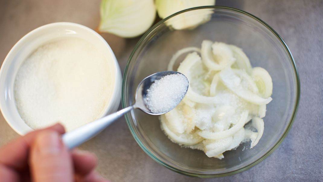 Zwiebelsaft lässt sich nicht nur aus frischen, sondern auch aus gekochten Zwiebeln herstellen. Die Zutaten bleiben dafür die gleichen. 