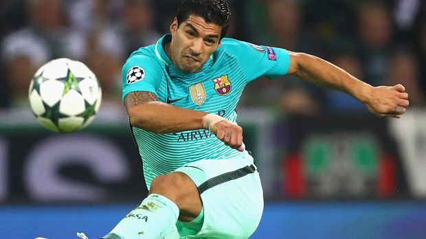 
                <strong>Luis Suarez (FC Barcelona)</strong><br>
                Luis Suarez: Es dauerte nur elf Minuten, bis zur ersten Großchance für den Uruguayer. Doch Suarez schoss eine unglückliche Elvedi-Abwehr per Volley knapp am Pfosten vorbei. Hatte sonst sehr mit Christensen und Co. zu kämpfen. War dennoch stets gefährlich und feuerte in der 71. Minute eine Eckenvariante aus knapp 13 Metern fulminant auf Sommer. Daraus resultierte das 2:1 aus Sicht der Katalanen. ran-Note: 2-
              