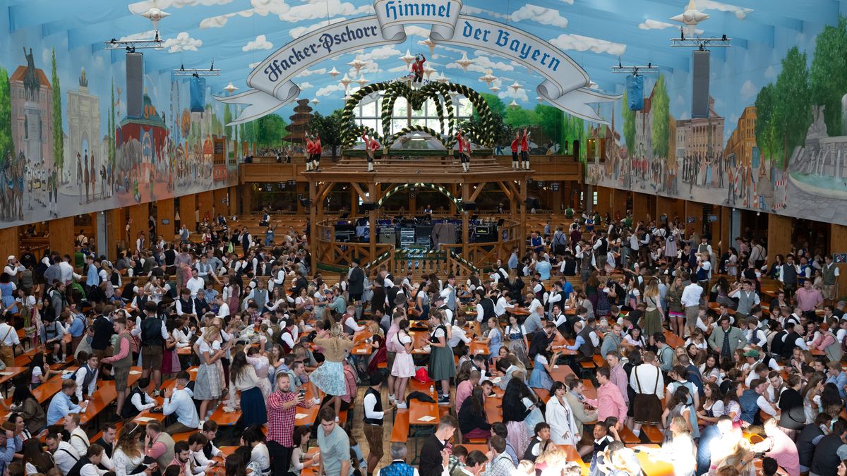 Die ersten Besucher sitzen in einem Bierzelt.
