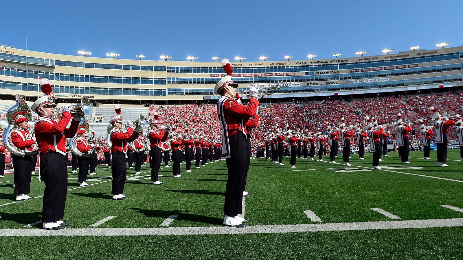 
                <strong>Camp Randall Stadium</strong><br>
                Stadion der Wisconsin Badgers.1917 gebaut und eröffnet.Benannt nach dem ehemaligen und gleichnamigen Trainingscamp der Unionsarmee während des Sezessionskrieges an gleicher Stätte.80.321 Plätze, Kunstrasen.
              