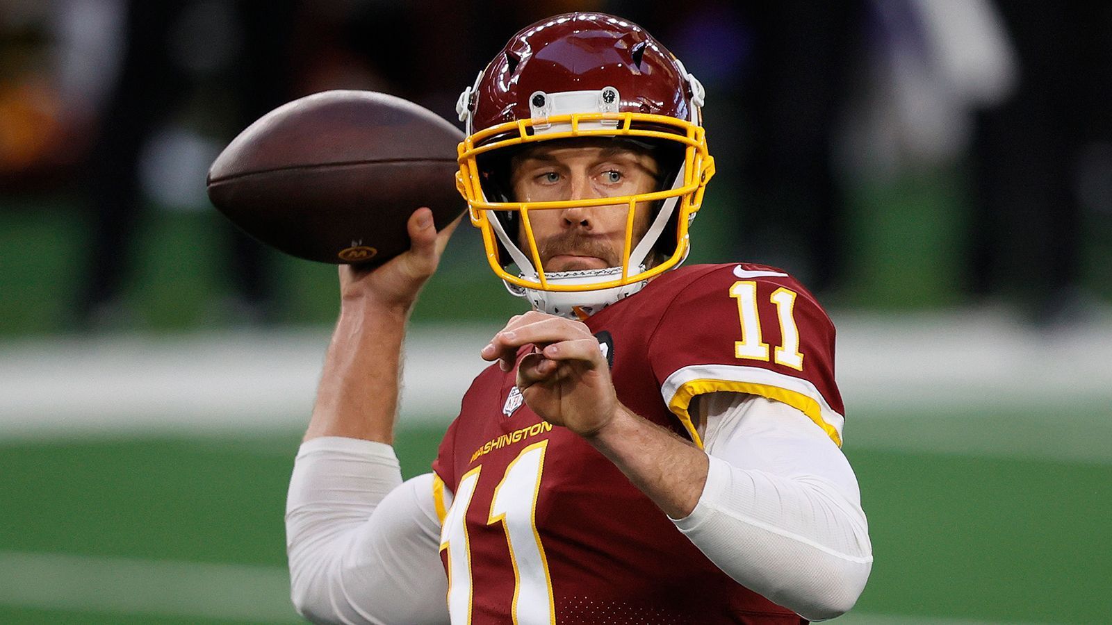 
                <strong>Comeback of the Year: Alex Smith (Washington Football Team)</strong><br>
                Es gleich fast einem Märchen, dass Alex Smith es noch einmal zurück auf ein Football-Feld geschafft hat. Am 18. November 2018 bricht sich der Washington-Quarterback bei einem Sack das Schien- und Wadenbein. Nach der ersten Operation gibt es Komplikationen. Fleischfressende Bakterien haben das verletzte Bein befallen, die Ärzte kämpften plötzlich nicht mehr nur um das Bein, dass kurz vor einer Amputation stand, sondern um Smiths Leben. Insgesamt 17 Operation lässt der heute 36-Jährige über sich ergehen und kämpft sich zurück. Das Wunder geschieht: nach 693 Tagen kehrt Smith in Woche fünf gegen die Los Angeles Rams zurück aufs Feld. Ein Comeback der ganz besonderen Art und es war nicht das Ende. In den folgenden Wochen führte Smith sein Team erstmals seit 2015 in die Playoffs. 
              
