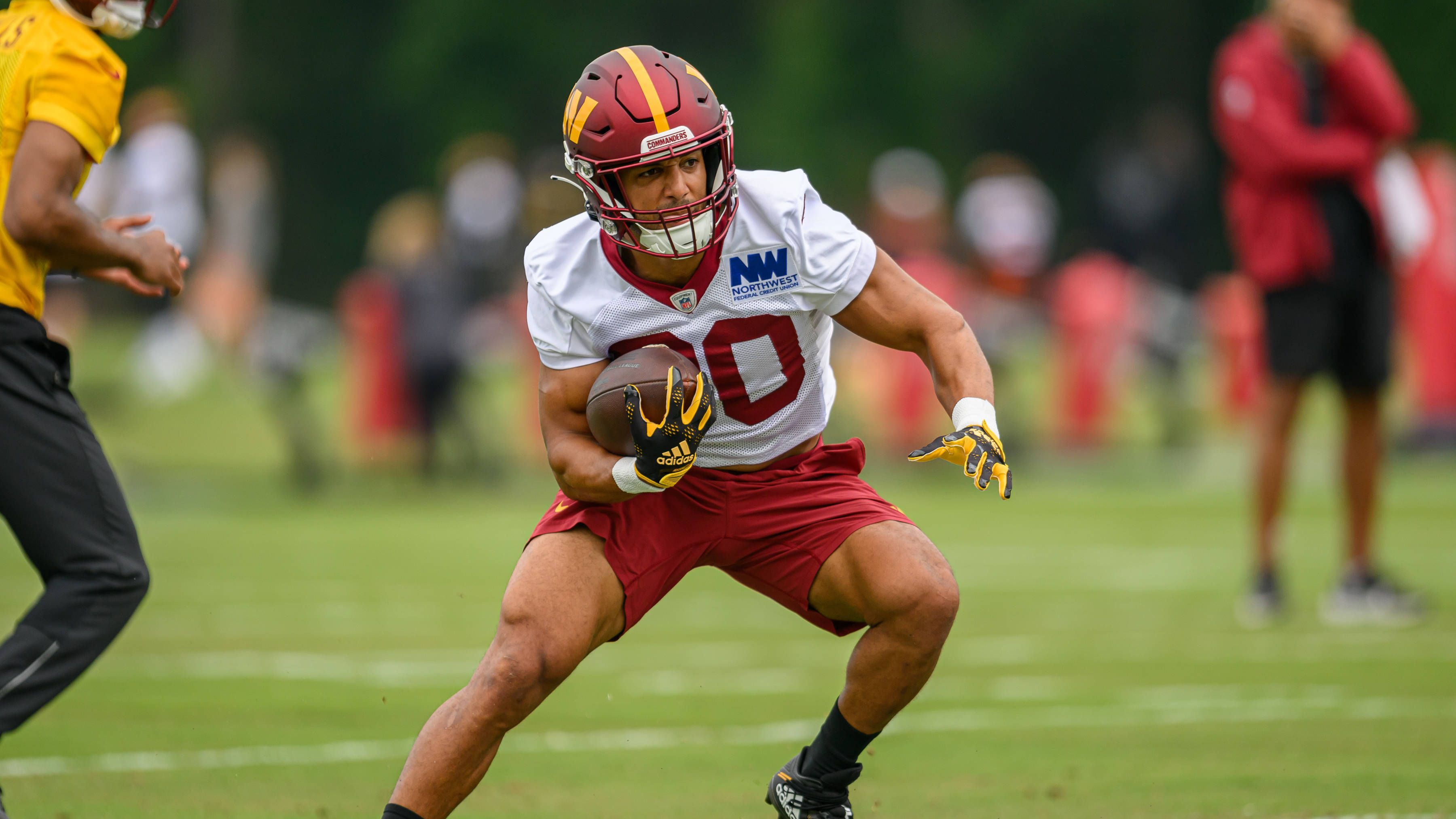 <strong>Washington Commanders: Austin Ekeler (Running Back)</strong><br>Der quirlige Running Back unterschrieb für zwei Jahre und 8,4 Millionen US-Dollar bei den Washington Commanders. Dort soll er besonders für <a href="https://www.ran.de/sports/american-football/nfl/news/nfl-draft2024-jayden-daniels-quarterback-analyse-staerken-schwaechen-360882">Rookie-Quarterback Jayden Daniels</a>&nbsp;eine sichere Anspielstation aus dem Backfield bieten. In seiner Karriere kommt er bereits auf 3.844 Receiving Yards.