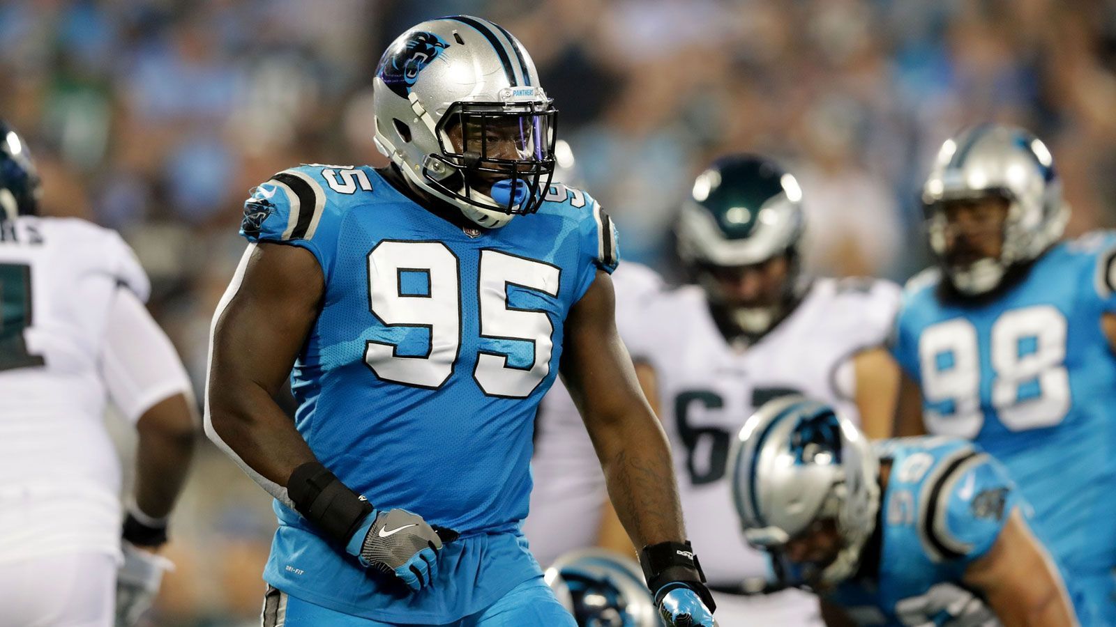 
                <strong>Top-Deals 2011</strong><br>
                In Charles Johnson (Foto) erhielt ein Defensive End den höchstdotierten Vertrag der Free Agency 2011, die Carolina Panthers boten ihm für sechs Jahre bis zu 76 Millionen Dollar (32 Millionen Dollar garantiert). Platz zwei ging an Cornerback Nnamdi Asomugha, der bei den Philadelphia Egales einen Kontrakt über fünf Jahre mit einem Gesamtvolumen von 60 Millionen Dollar unterschrieb (25 Millionen Dollar garantiert). Auf Rang drei folgte Guard Davin Joseph, der von den Tampa Bay Buccaneers einen Siebenjahres-Vertrag mit bis zu 52,5 Millionen Dollar erhielt (19 Millionen Dollar garantiert).
              
