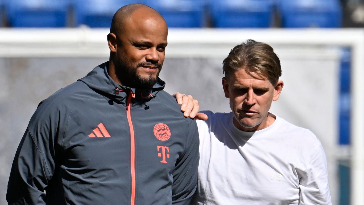 vor Spielbeginn: Trainer Coach Vincent Kompany FC Bayern Muenchen FCB im Gespraech Diskussion mit Sportdirektor Christoph Freund FC Bayern Muenchen FCB TSG 1899 Hoffenheim vs FC Bayern Muenchen FCB...