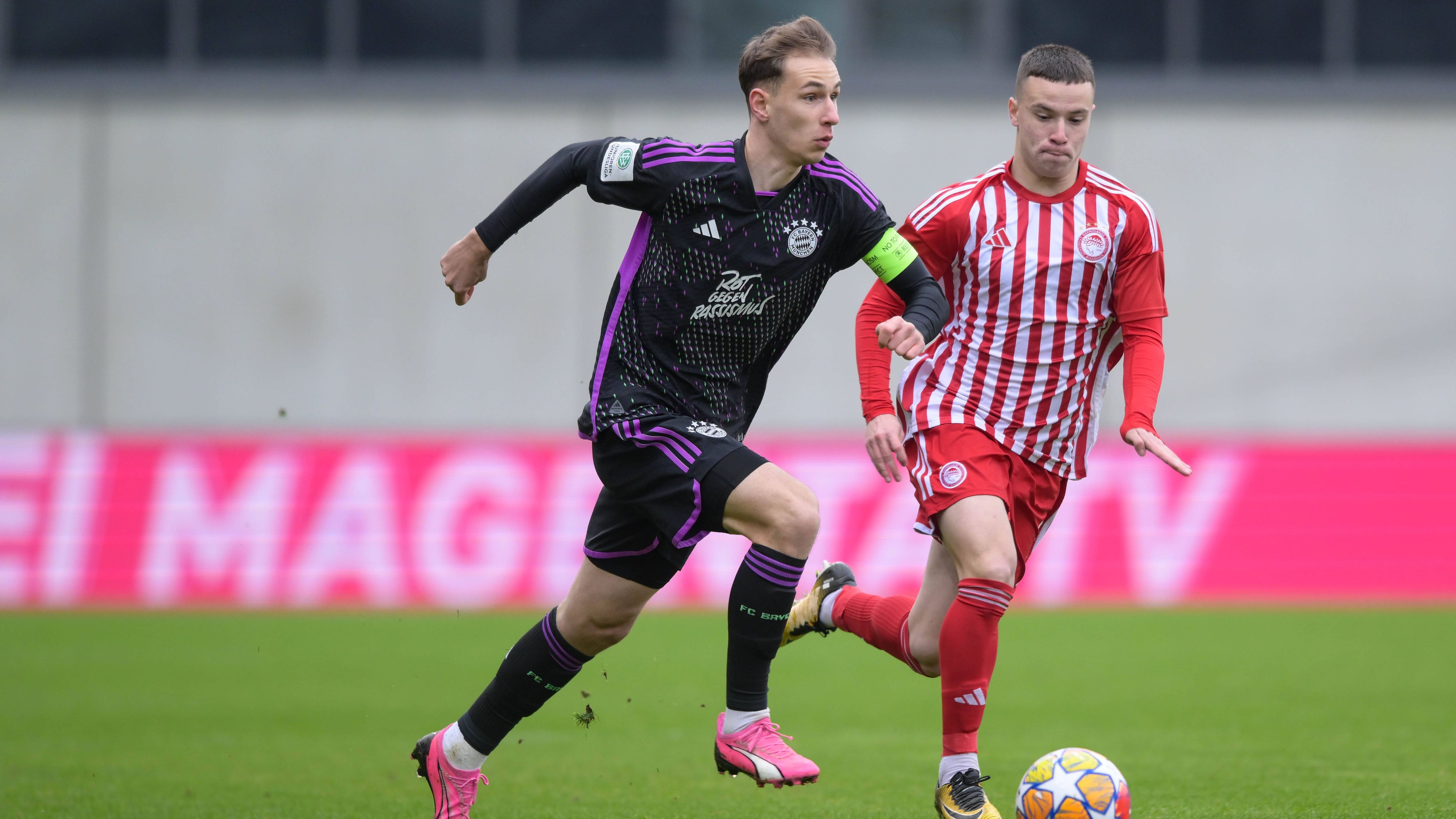 <strong>Lovro Zvonarek (Offensives Mittelfeld, 18)</strong><br>Er ist vermutlich mit Aznou der Spieler, über den am häufigsten gesprochen wird. Der Kroate debütierte bereits für die Profis und sammelt bei den Amateuren nicht nur Erfahrung im Männerfußball, sondern ist dort auch regelmäßig an Toren beteiligt. Sechs Tore und sechs Vorlagen sind es in der Regionalliga Bayern in 1.372 Minuten.