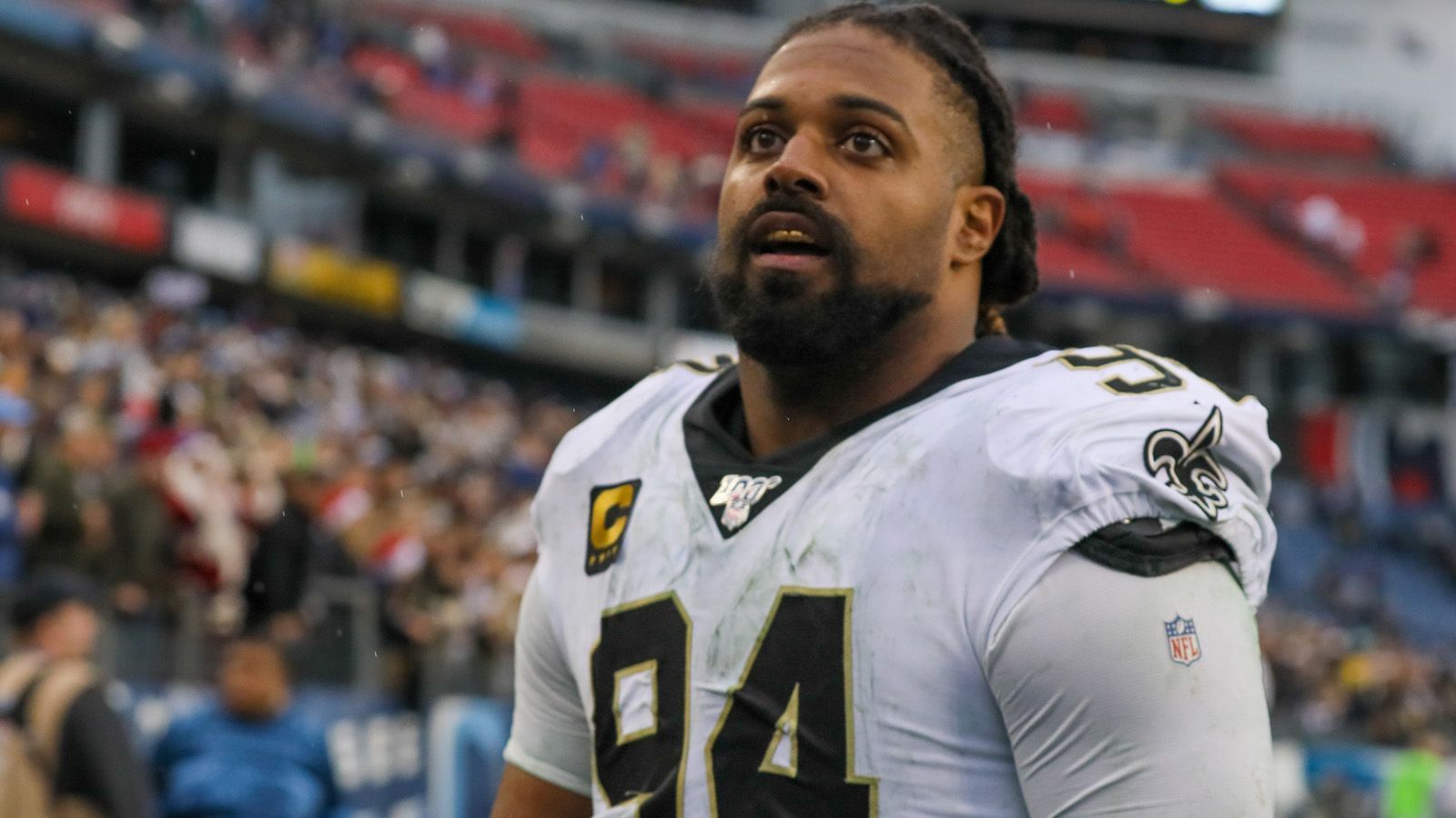 
                <strong>9. Cameron Jordan (New Orleans Saints)</strong><br>
                Cameron Jordan belegt genauso wie im Vorjahr den neunten Platz. Mit seinen 7,5 Sacks kam er zwar nicht an die Spielzeit 2019 heran, in der er 15,5 Sacks verbuchte. Sein Einfluss auf das Spiel war aber unverändert hoch. Über die vergangenen vier Spielzeiten setzte der Schwager von Kasim Edebali die gegnerischen Quarterbacks insgesamt 214 Mal unter Druck. Dieser Wert wird lediglich von Aaron Donald (Los Angeles Rams) übertroffen.
              