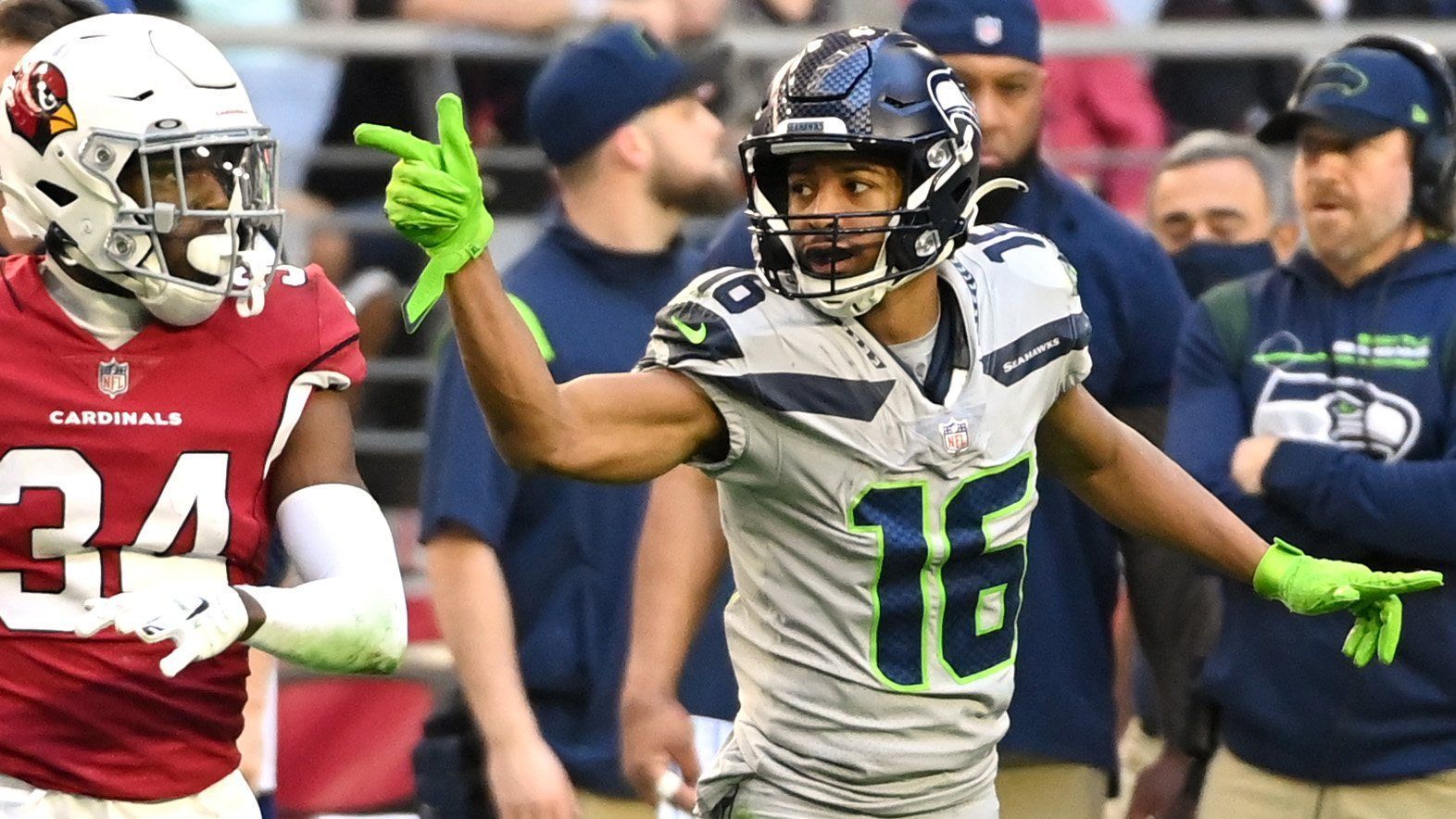 
                <strong>Tyler Lockett (Seattle Seahawks) </strong><br>
                Auch wenn die Packers in der Vergangenheit auf dem Trade-Markt eher unspektakulär aktiv waren, könnte sich dies durch die neu entstandene Situation ändern. Mit der Vertragsverlängerung von Rodgers und einigen weiteren Stützen ist das Titelfenster weiterhin geöffnet, weshalb die Verantwortlichen auch ihrerseits einen dicken Fisch an Land ziehen könnten, um Rodgers' Traum von einem weiteren Titel nicht zu gefährden. Nach dem Wechsel von Russell Wilson stehen die Seattle Seahawks vor einem Umbruch, weshalb Star-Receiver Tyler Lockett immer wieder als möglicher Trade-Kandidat gehandelt wird. Dank der Raiders-Picks haben die Packers auch nun einiges an Gegenwert, um einen solchen Top-Transfer zu stemmen. 
              