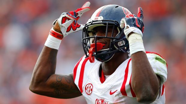 
                <strong>6. Laquon Treadwell</strong><br>
                6. Laquon Treadwell (Ole Miss) - NFL-Teams auf der Suche nach einem Wide Receiver dürften ein Auge auf Laquon Treadwell geworfen haben. Zwar besticht Treadwell nicht durch Geschwindigkeit wie Michael Thomas, welcher ebenfalls als bester Wide Receiver im Draft 2016 gehandelt wird, dafür aber mit präzisen Routen und schnellem Umschalten nach dem Fangen des Balles.
              