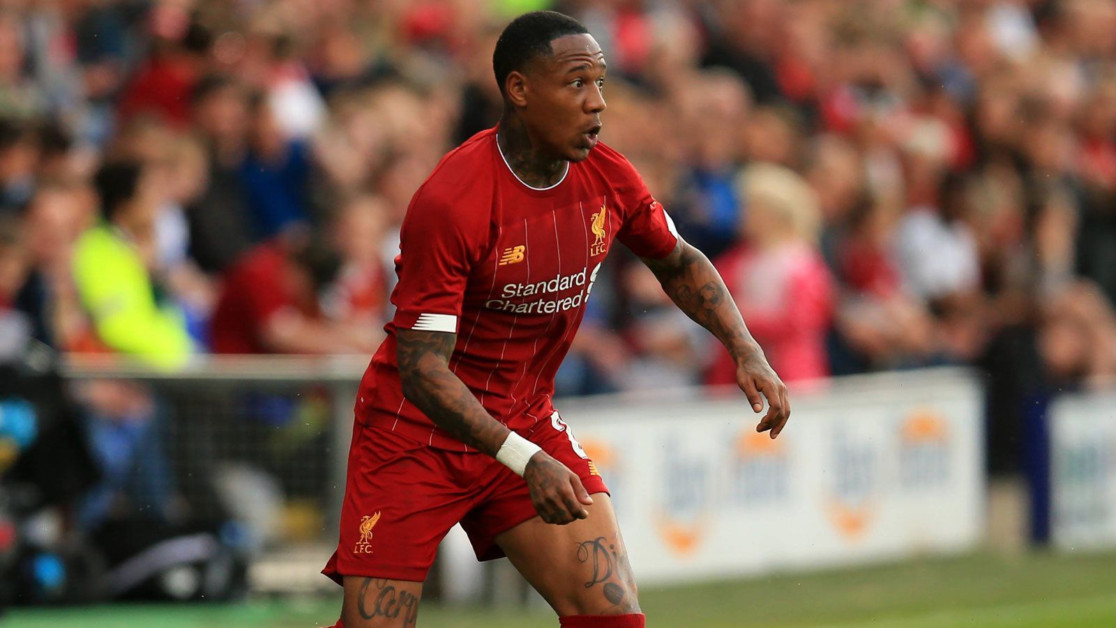 
                <strong>Nathaniel Clyne (FC Liverpool)</strong><br>
                In seinem ziemlich sicher letzten Jahr beim FC Liverpool kommt Nathaniel Clyne überhaupt nicht zum Zug. Vor der Corona-Zwangspause durfte der Rechtsverteidiger noch keine Sekunde mitmischen - nicht einmal in den von Teammanager Jürgen Klopp quasi links liegen gelassenen Pokalwettbewerben. An Trent Alexander-Arnold gibt es für den 14-maligen englischen Nationalspieler kein Vorbeikommen. Auch nach der halbjährigen Leihe an den AFC Bournemouth in der Rückrunde 2018/2019 hat sich daran nichts geändert. So darf Clyne wohl höchstens noch auf ein Abschiedsgeschenk hoffen.
              