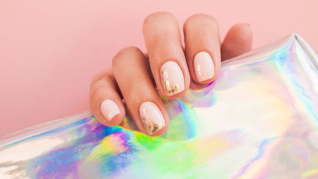 Marble Nails: Wir haben die besten Tipps und Tricks, wie Ihr euch die Marmor Nägel im Handumdrehen ganz einfach selbst stylen könnt – mehr dazu im Beauty-Artikel. 