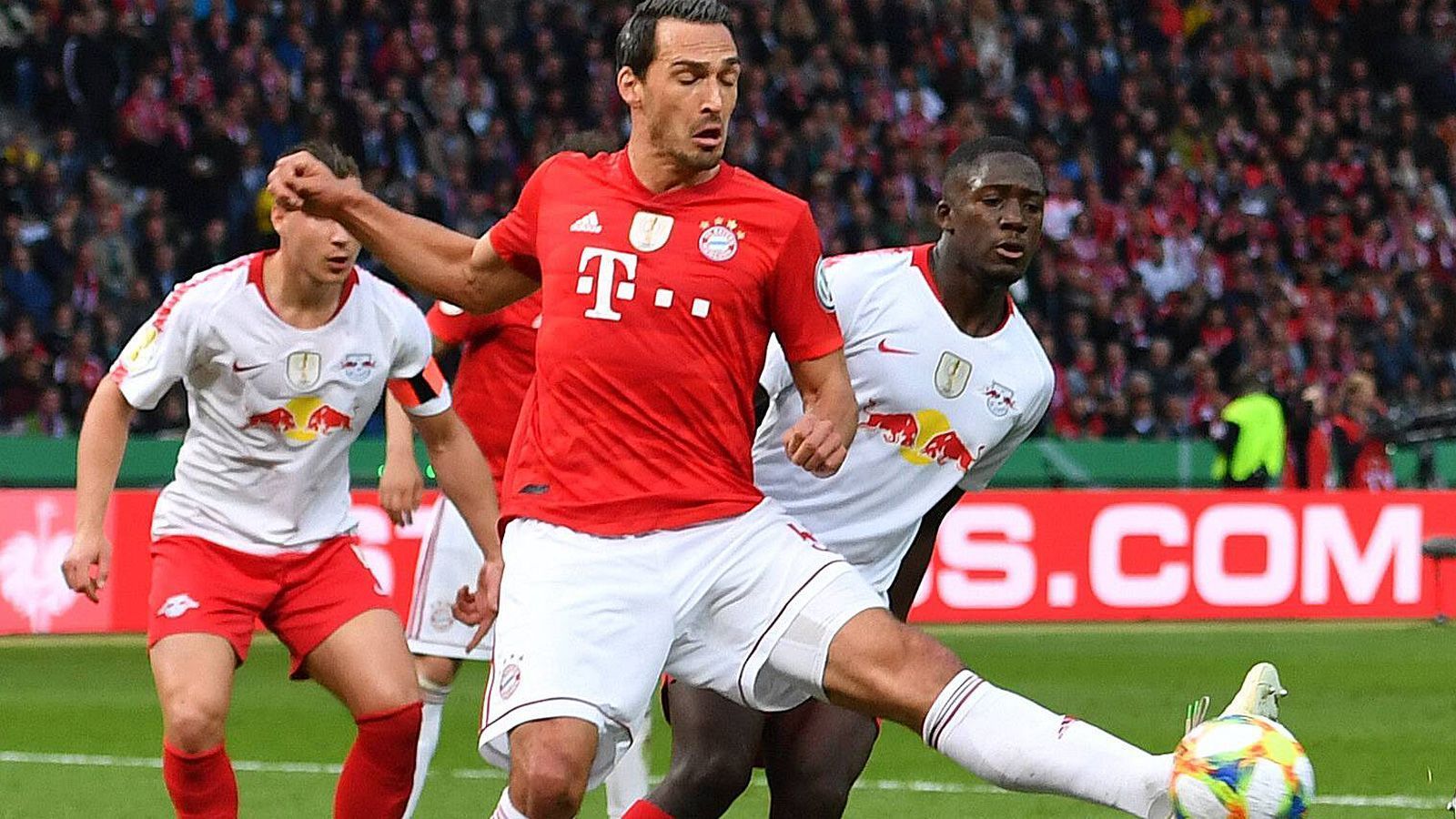 
                <strong>Mats Hummels (FC Bayern München)</strong><br>
                Mit viel Licht, aber auch Schatten im Defensivverhalten, baut am Anfang einige Fehler ein. Sehenswert sein Traumpass in den freien Raum in der 42. Minute auf Coman, der aber vergibt. Scheitert kurz danach selbst aus kurzer Distanz an Gulacsi. Auch in Halbzeit zwei mit Vorwärtsdrang, wieder klärt Gulacsi, diesmal aus 20 Metern. ran-Note: 2
              