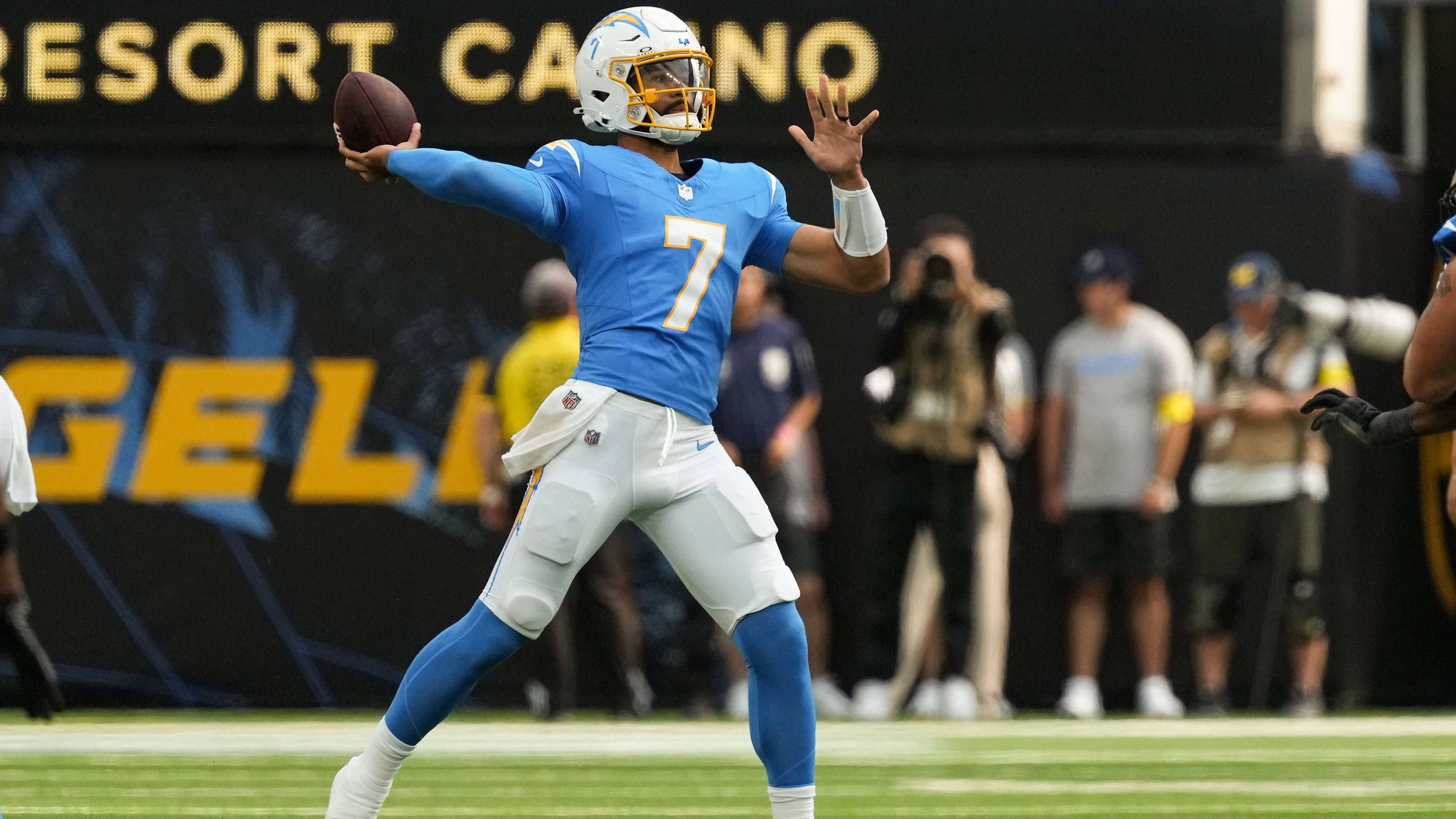 <strong>DJ Uiagalelei (Los Angeles Chargers)</strong><br>Der ungedraftete Quarterback, im College zuletzt bei Florida State, bekam bei seinem NFL-Debüt für die Chargers nur einen Passversuch – den aber verwandelte der vierte Quarterback der "Bolts" in 49 Yards Raumgewinn.