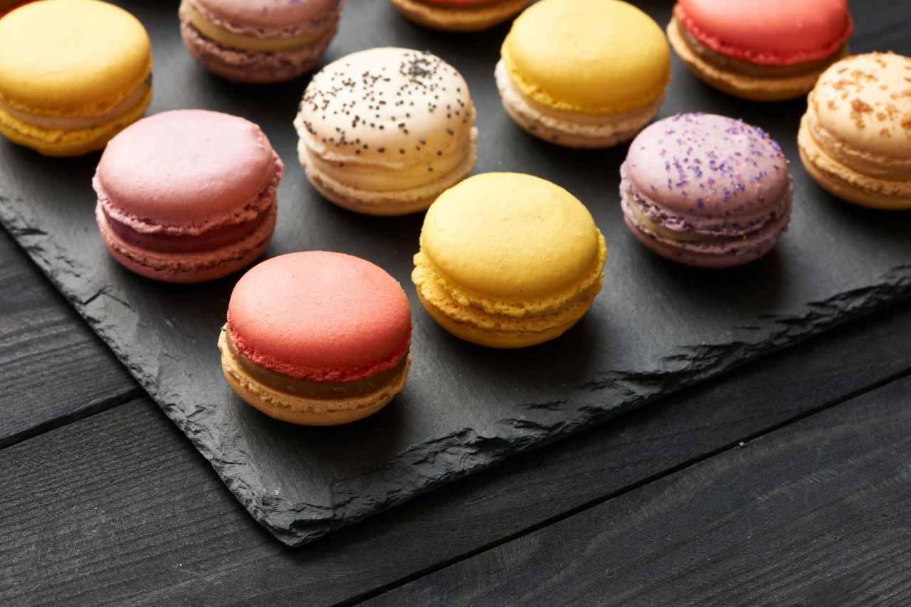 Das Markenzeichen des Macarons: Außen knusprig, innen zart und weich. Das Baisergebäck, das heute Trend ist, gab es schon im Mittelalter.