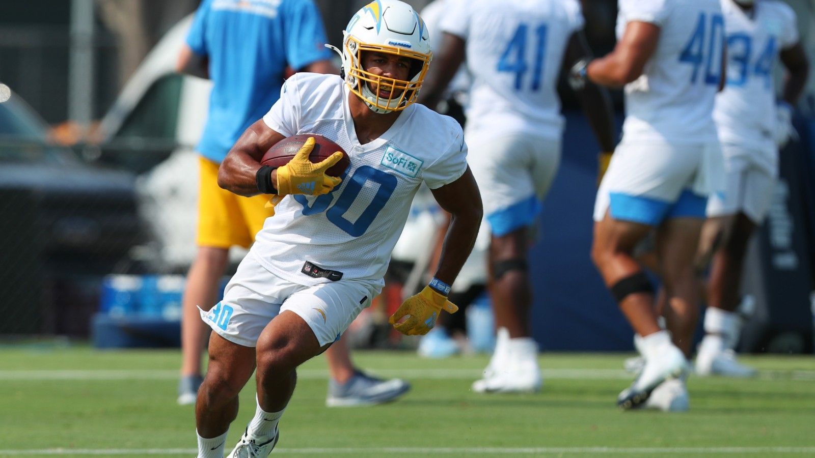 
                <strong>Los Angeles Chargers: Austin Ekeler (Offense)</strong><br>
                Der Running Back ist nach dem Abgang von Melvin Gordon gesetzt und wird wohl als "Workhorse" eingesetzt werden. Ekeler hat in der Offseason körperlich zugelegt und könnte im Idealfall eine Entwicklung wie Christian McCaffrey machen. Ekeler ist bereits ein starker Receiver, jetzt muss er im Laufspiel zeigen, dass er auch die harten Yards rausholen kann.
              