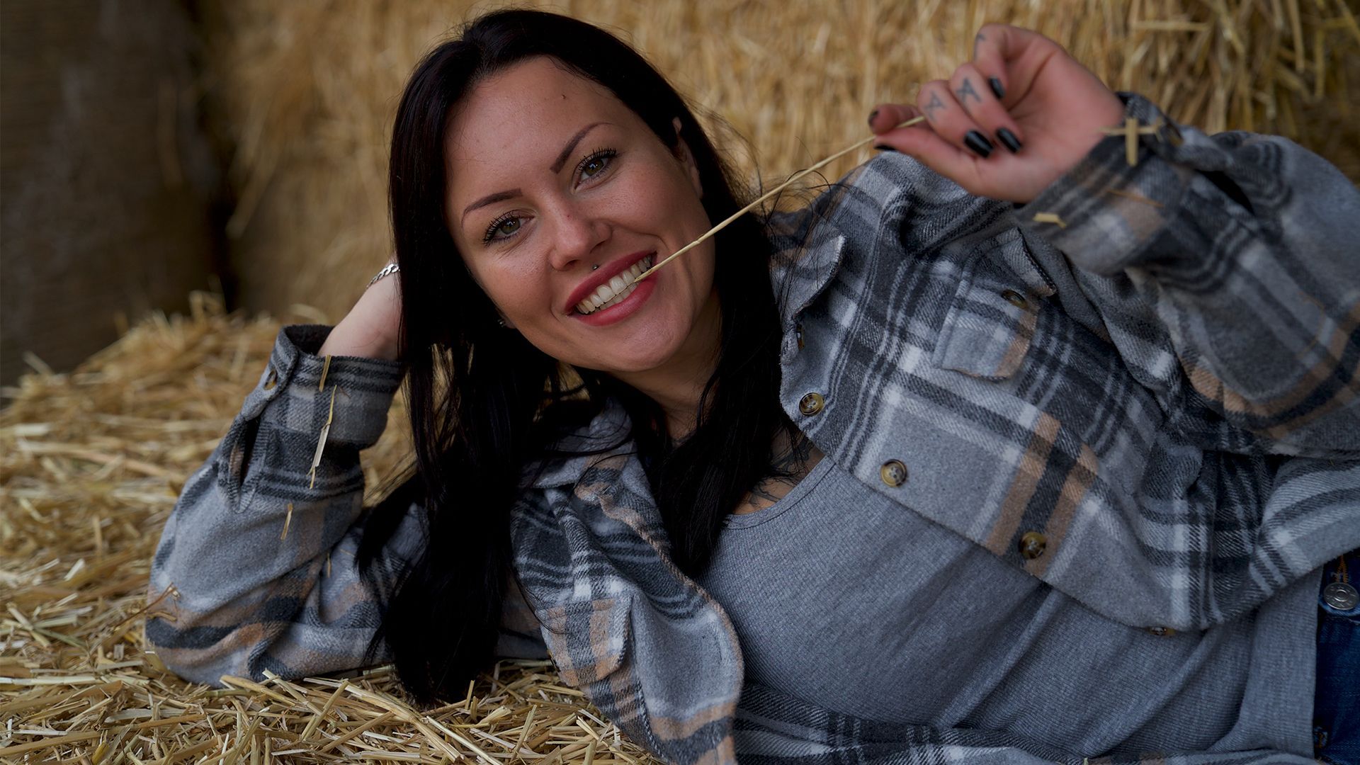 Lässig liegt "Trucker Babe" Gina bei einem Fotoshooting im Stroh.