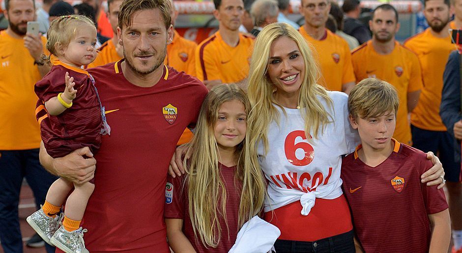 
                <strong>Der tränenreiche Abschied das Francesco Totti</strong><br>
                Die Tottis - dieses Bild könnte schon bald im Familien-Album auftauchen.
              