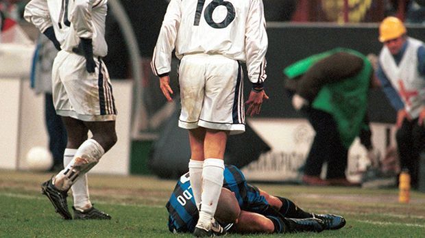 
                <strong>Ronaldo</strong><br>
                Ronaldo: Auch der mehrfache Weltfußballer Ronaldo wurde in seiner Karriere vom Pech verfolgt. Die längste Auszeit musste der Brasilianer nehmen, als er sich 1999 die Bänder im rechten Knie riss. Nach vier Monaten spielte er wieder und musste sofort wieder mit einem Bänderriss runter. Danach feierte er seine größten Erfolge und wurde 2002 zum zweiten Mal Weltmeister.
              