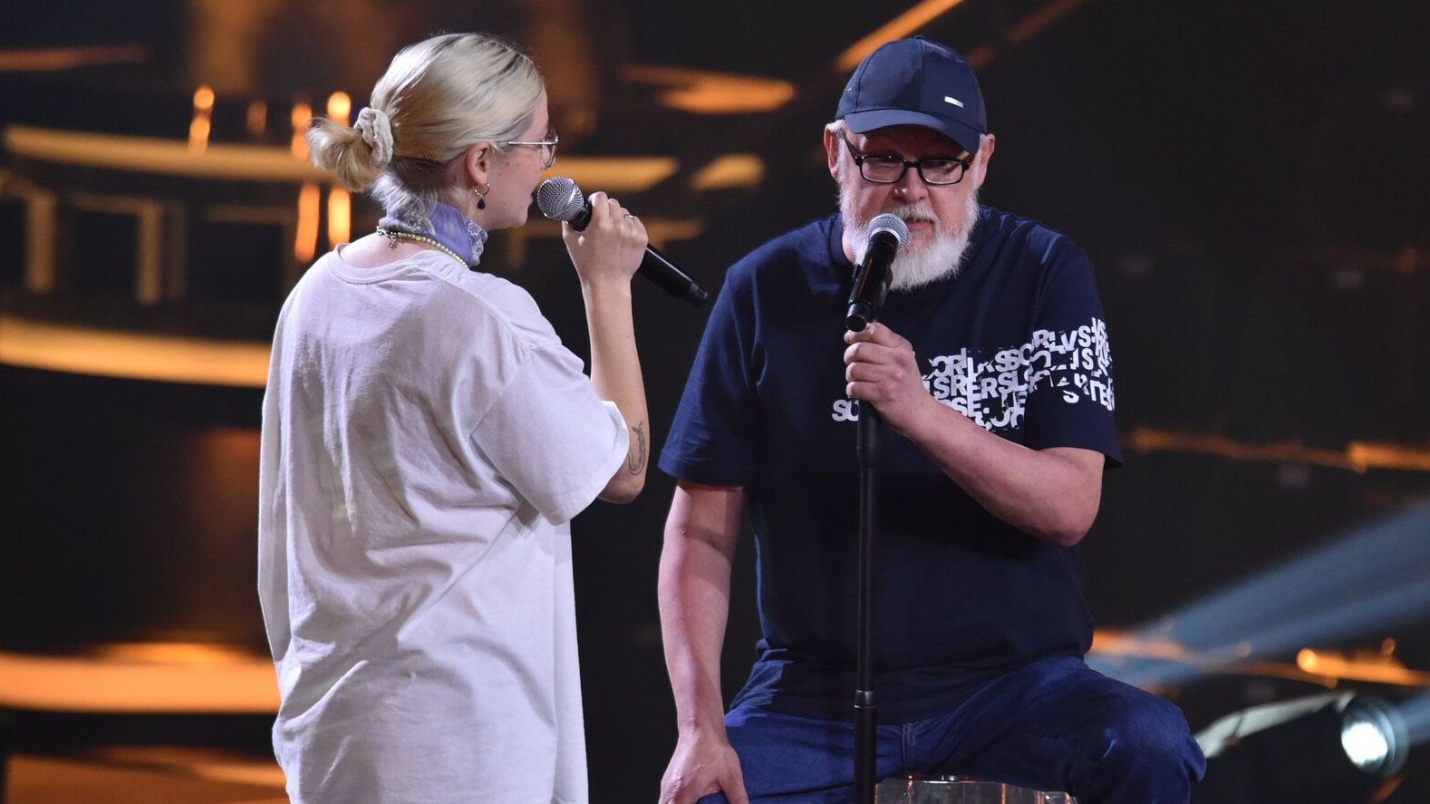 Maren (27) und Christian Janowsky (61) aus Berlin singen "Butterfly Fly Away“ von Miley Cyrus and Billie Ray Cyrus - Maren: "Mein Papa hat mir Musik immer vorgelebt. Wenn ich früher von ihm abgeholt wurde, dann hat man gefühlt schon fünf Kilometer vorher die Rockmusik aus seinem Auto gehört."