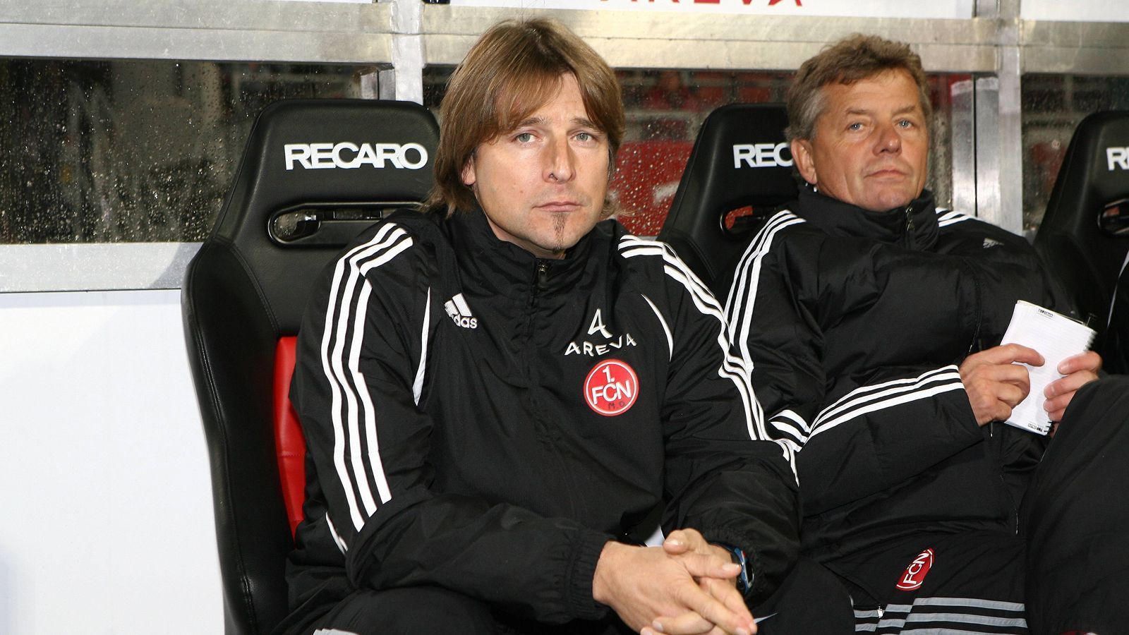 
                <strong>1. FC Nürnberg</strong><br>
                ... dann folgte er dem Ruf des 1. FC Nürnberg, der im September 2008 einen Co-Trainer für den jungen Coach Michael Oenning (l.) suchte. Hermann half mit seiner Erfahrung mit, dass die Franken als damaliger Bundesliga-Absteiger den direkten Wiederaufstieg schafften. Doch schon zur Saison 2009/10 zog es Hermann wieder zurück nach Leverkusen.
              