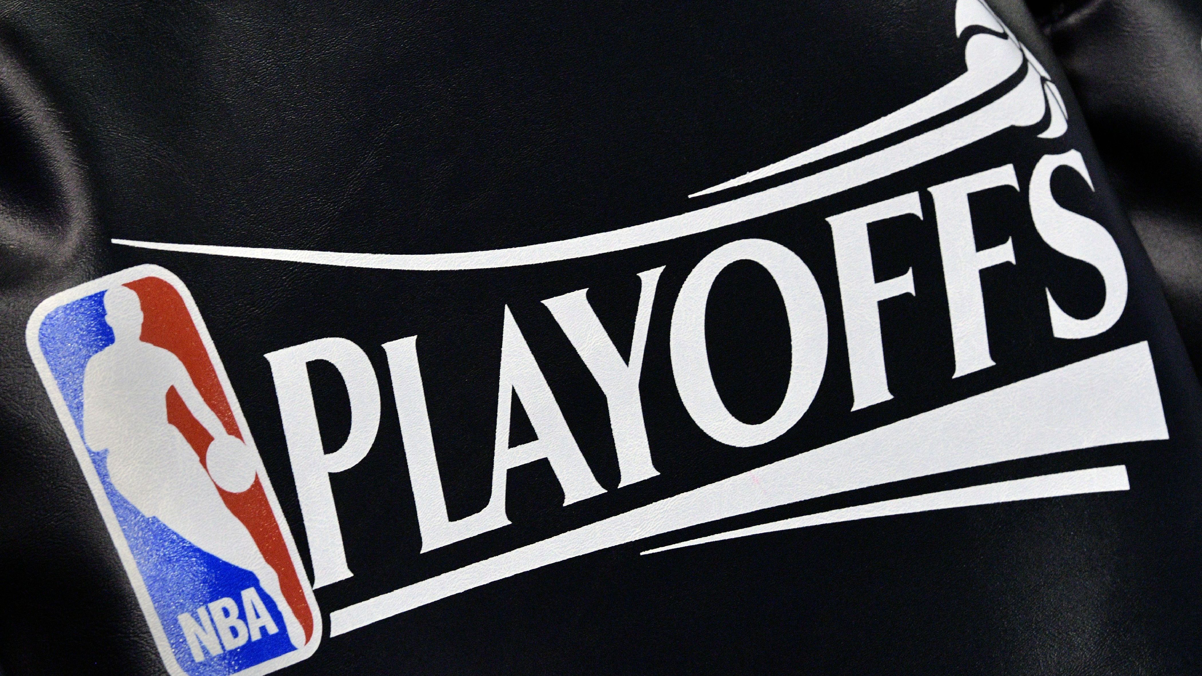 <strong>Postseason-Gehälter: Das verdienen die NBA-Teams in den Playoffs</strong><br>Ab den Playoffs werden NBA-Spieler aus einem Playoff-Pool bezahlt. Dieser ist ein Fonds, der sich aus dem Verkauf von Playoff-Tickets zusammensetzt. Jede Mannschaft, die es in die Playoffs schafft, erhält einen Teil des Pools. Je weiter sie in der Postseason kommen, desto mehr Geld bekommt die Franchise.