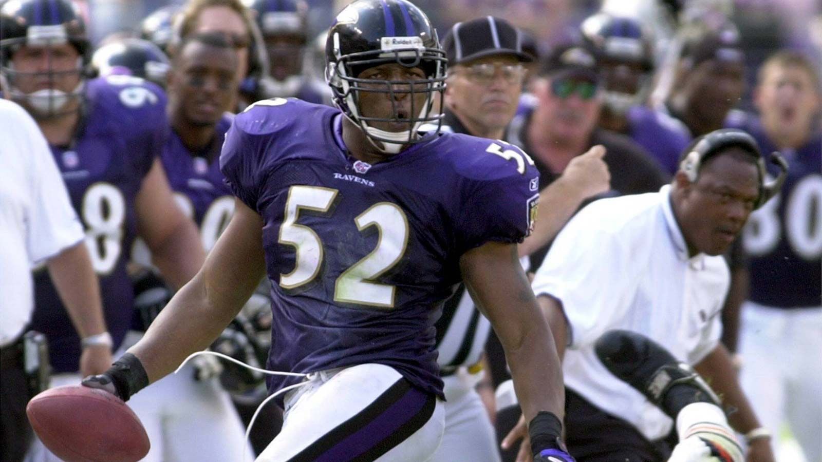 
                <strong>5. Baltimore Ravens 2000</strong><br>
                Die vielleicht beste Defense in der Geschichte der NFL. Ray Lewis, Ed Reed und Co. ließen im Jahr 2000 im Durchschnitt nur etwas mehr als zehn Punkte für die Gegner der Baltimore Ravens zu. Daher war es vollkommen ausreichend, dass die Offensive mit Quarterback Trent Dilfer und Tight-End-Legende Shannon Sharpe gerade einmal 20,8 Punkte pro Spiel auflegte. Den Super Bowl gewannen die Ravens mit 34:7 gegen die New York Giants und Ray Lewis wurde zum Super Bowl MVP gekrönt. Mit Platz fünf eigentlich zu niedrig eingestuft.
              