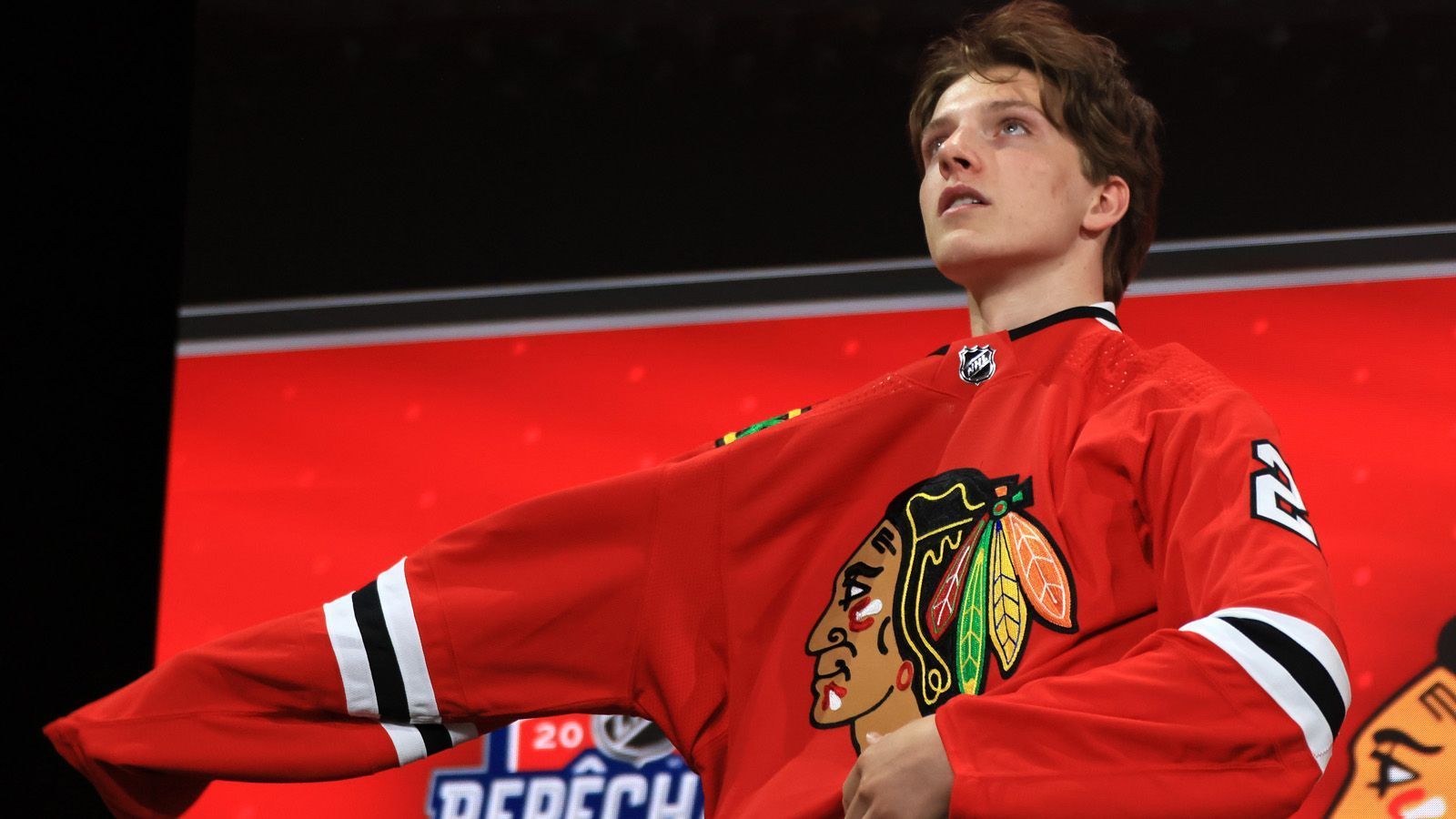 
                <strong>7. Pick - Chicago Blackhawks (von den Ottawa Senators): Kevin Korchinski</strong><br>
                &#x2022; Position: Verteidiger<br>&#x2022; Nationalität: Kanada <br>&#x2022; Klub: Seattle Thunderbirds (WHL, Kanada)<br>
              