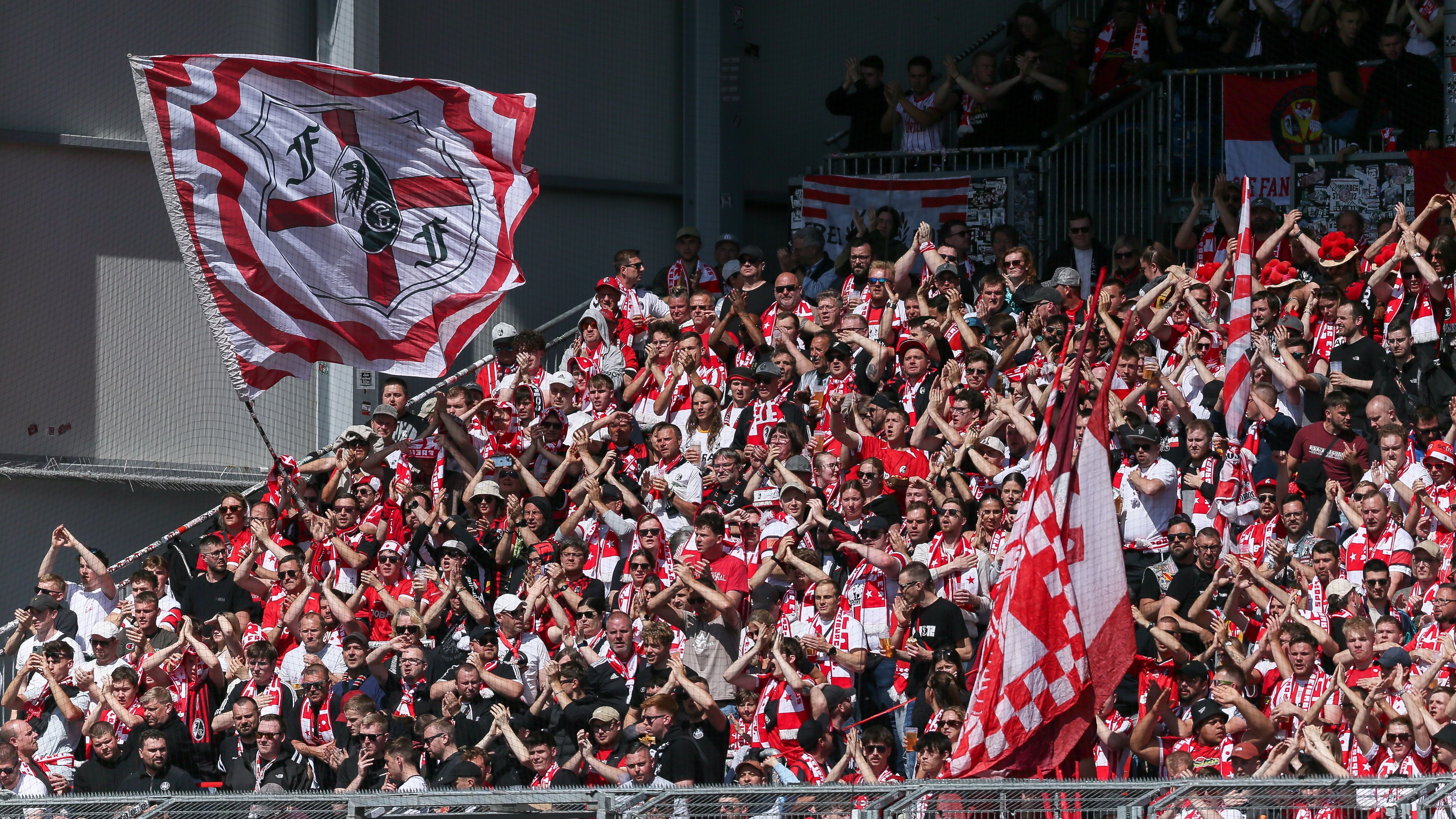 <strong>Platz 12:&nbsp;SC Freiburg</strong><br>• Durchschnittliche Anzahl an Auswärtsfans: 2.982<br>• Höchste Anzahl an Auswärtsfahrern: 5.600 (in Dortmund)<br>• Niedrigste Anzahl an Auswärtsfahrern: 1.300 (in Leipzig)