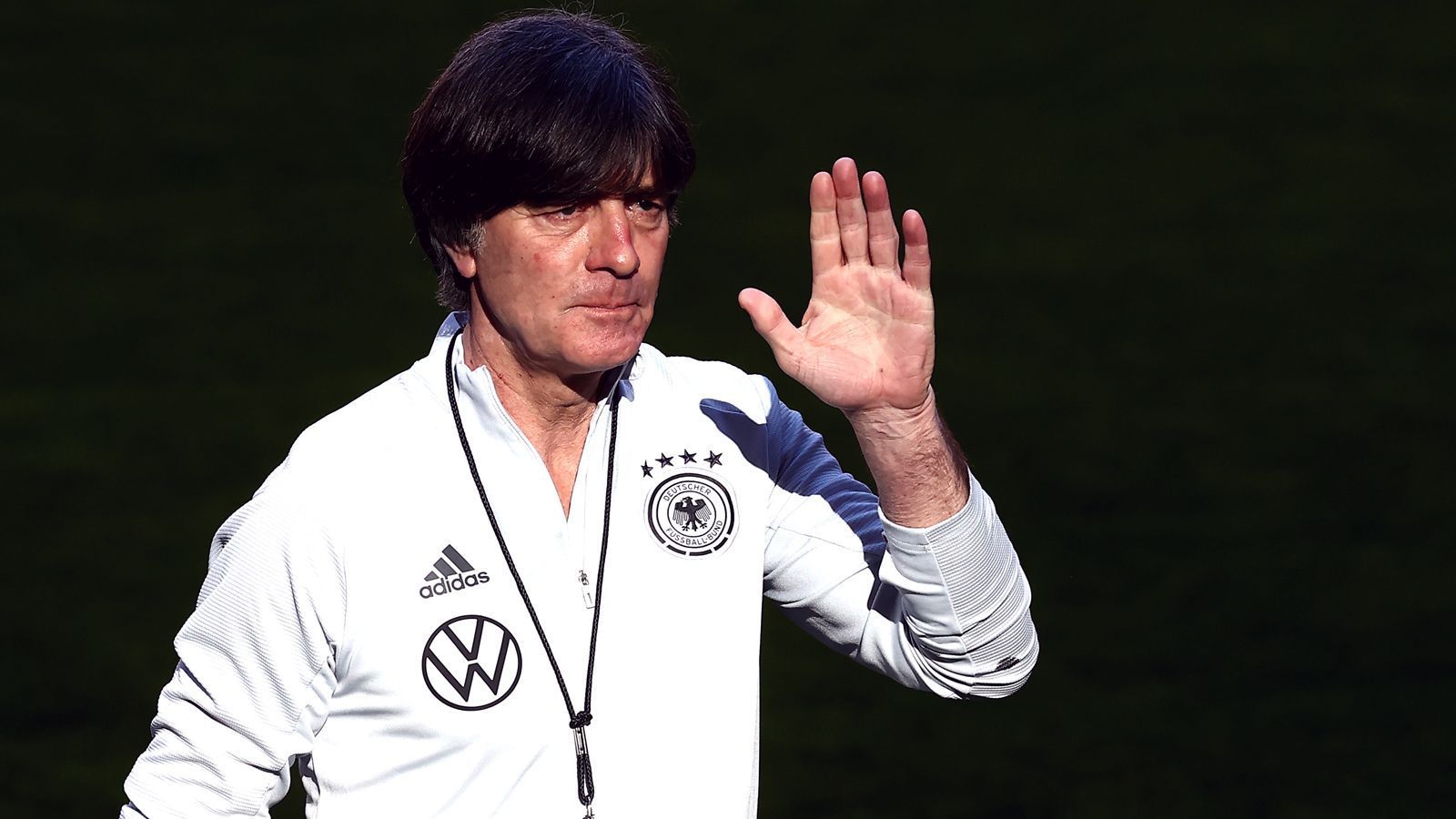 
                <strong>Joachim Löw (Bundestrainer bis nach der EM-Endrunde)</strong><br>
                Gibt es gar ein Wechselspiel zwischen FCB und DFB? Ein möglicher Nachfolge-Kandidat für Flick könnte im Sommer wohl der Noch-Bundestrainer Joachim Löw sein. Der Weltmeister-Trainer von 2014 hat für den Sommer bereits das Ende seiner Ära beim DFB verkündet und könnte danach möglicherweise direkt an der Säbener Straße landen. Im Umkehrschluss wird nicht zuletzt Flick als möglicher Nachfolger Löws beim DFB gehandelt. Der abwanderungswillige Bayern-Coach war jahrelang Assistent von Löw bei der Nationalmannschaft und später auch Sportdirektor beim DFB. 
              