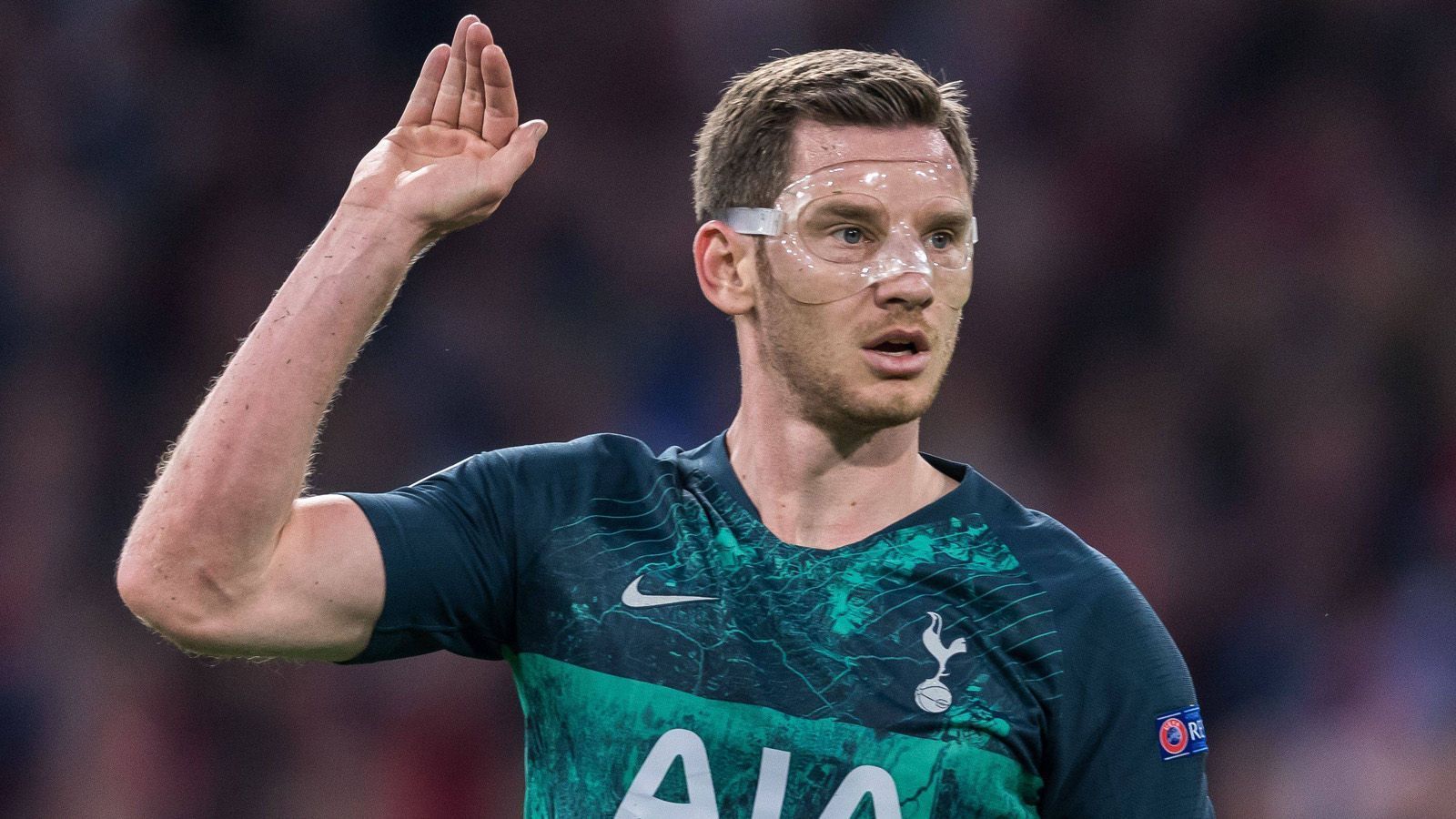 
                <strong>Jan Vertonghen (Tottenham Hotspur)</strong><br>
                Der Maskenmann ist nach dem K.o. im Hinspiel sofort voll da. Bekommt auch nicht immer Zugriff. Dennoch: noch der beste Verteidiger der Gäste. In der Schlussphase verpasst er binnen weniger Sekunden zweimal aus kurzer Distanz, den Siegtreffer zu erzielen. ran-Note: 3
              