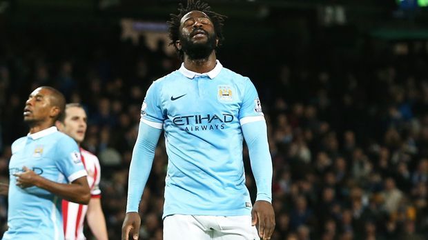 
                <strong>Wilfried Bony (32,3 Millionen Euro)</strong><br>
                Wilfried Bony (32,3 Millionen Euro). Der Ivorer wurde Anfang 2015 für rund 32,3 Millionen Euro zu Manchester City transferiert. Während er davor noch für Swansea City regelmäßig Tore erzielte, gelingen dem wuchtigen Stürmer für die "Cititzens" lediglich fünf Tore in 33 Spielen. Immerhin kommt er auf elf Gelbe Karten... . Zweifelhaft, ob das seine Ablösesumme für ManCity wieder reingeholt hat.
              