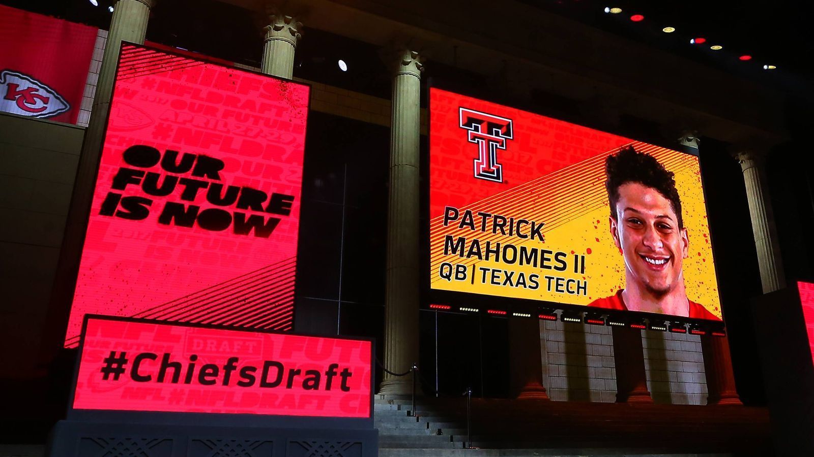 
                <strong>Draft (2000 vs 2017)</strong><br>
                Patrick Mahomes gilt von Anfang an als Top-Talent und wird in Runde eins von den Kansas City Chiefs verpflichtet. Die Chiefs traden sich von Platz 27 auf 10 vor, um sich Mahomes' Dienste zu sichern. Dafür geben sie zusätzlich ein Drittrunden-Draftrecht und einen Erstrunden-Pick des Jahres 2018 an Buffalo ab.
              