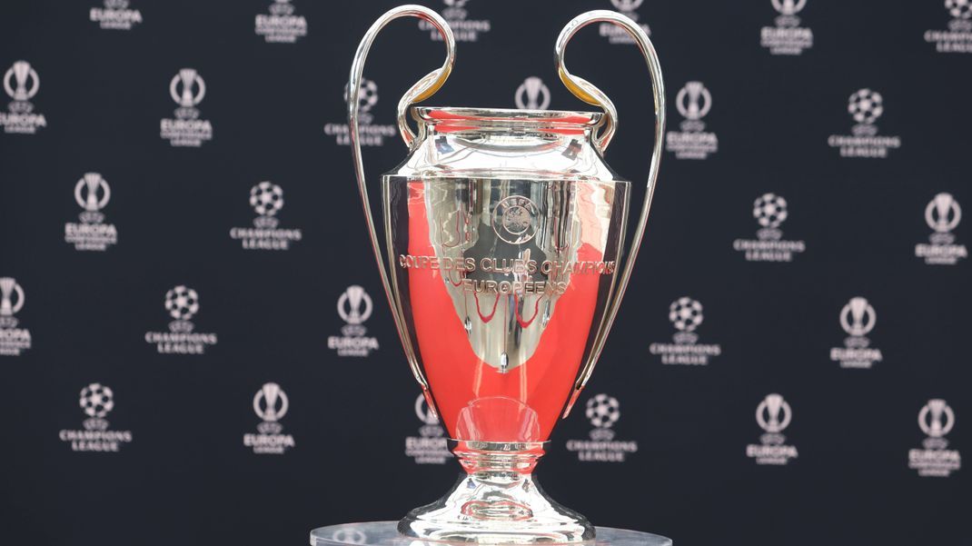 Das Objekt der Begierde: der Champions-League-Pokal.