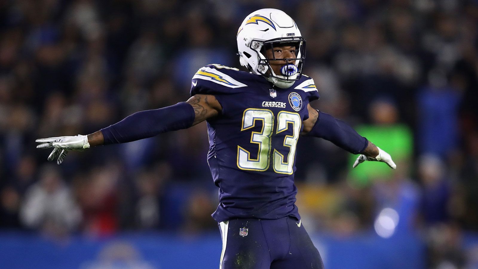 
                <strong>Derwin James (Los Angeles Chargers)</strong><br>
                Derwin James von den Los Angeles Chargers wird die Saison 2020 verpassen. Der Safety verletzte sich im Training am Knie und benötigt eine Meniskus-OP. Ausfallzeit: mindestens acht Monate. Schon 2019 hatte der 24-Jährige wegen einer Fußverletzung fast die gesamte Spielzeit versäumt. In seiner Rookie-Saison bestritt der 17. Pick von 2018 alle 16 Spiele, führte die Chargers bei den Tackles (105) an und wurde in den Pro Bowl gewählt. Seitdem ist James vom Pech verfolgt.
              