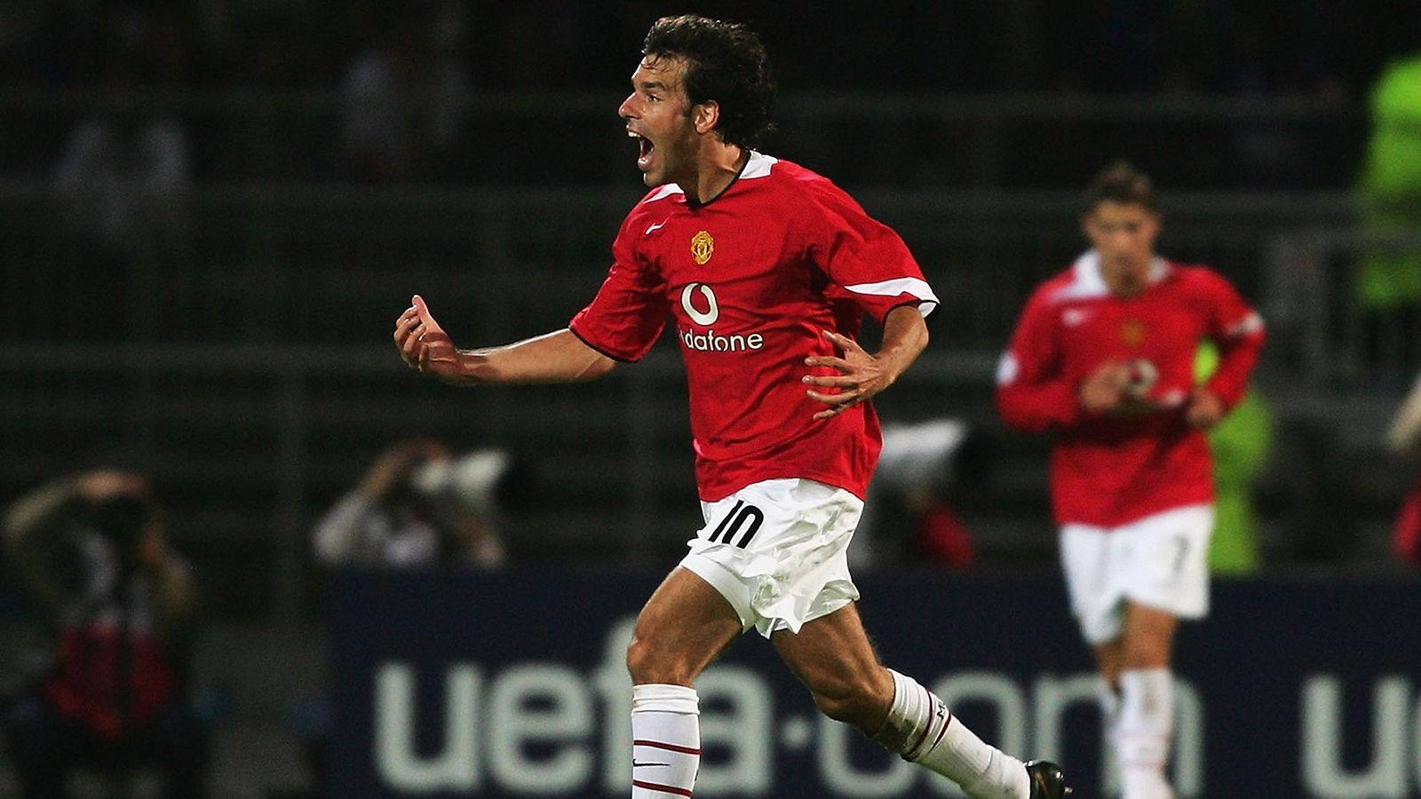 
                <strong>Platz 6: Ruud van Nistelrooy (Manchester United)</strong><br>
                12 Tore (Saison 2002/03)
              