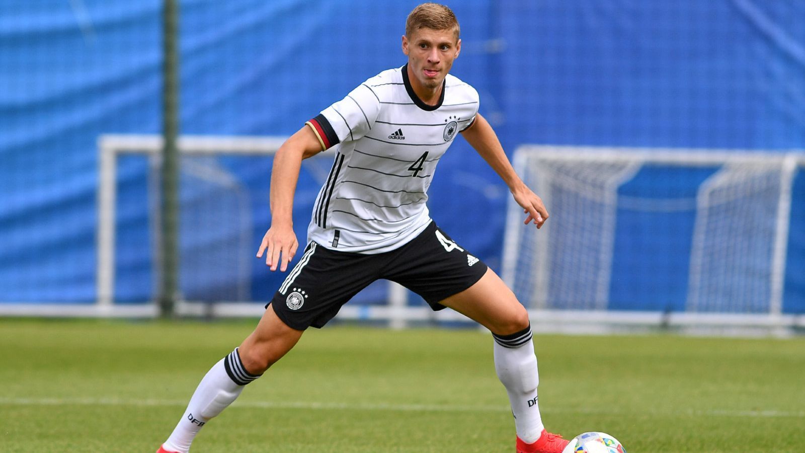 
                <strong>Marton Dardai (Hertha BSC)</strong><br>
                Unter seinem Papa Pal hat Marton Dardai bei Hertha BSC den Sprung in die Stammformation von Hertha BSC geschafft. Sowohl als defensiver Mittelfeldspieler als auch als Innenverteidiger zeigte Dardai Junior gute Leistungen, bereitete beim immens wichtigen 1:1 gegen Mainz sogar ein Tor vor. Dabei hat der Linksfuß nicht etwa den Bonus als Trainer-Sohn von Dardai Senior, seine Leistungen halfen der Hertha auf dem steinigen Weg zum Klassenerhalt. Dardai Junior ist zwar aufgrund seiner Abstammung auch Ungar, wurde jedoch in der Hauptstadt geboren und spielt bereits für die U19 des DFB. 
              