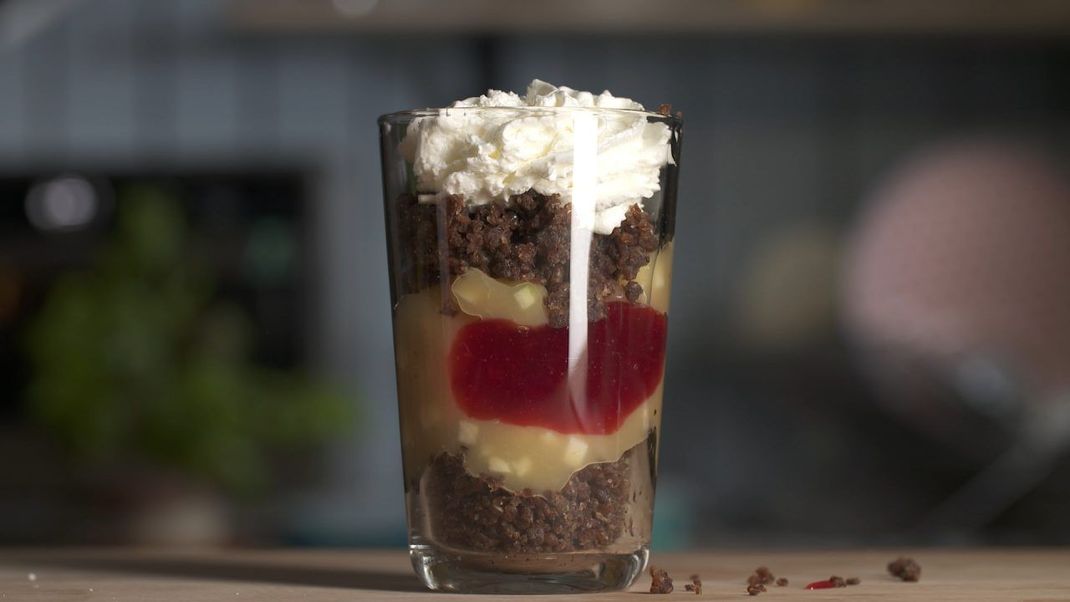 Das traditionelle Dessert von der Nordseeküste ist auch in Dänemark (Bondepige med slør) und Norwegen (Tilslørte Bondepiker) eine traditionelle Nachspeise. Die Sahnehaube ist der "Schleier". Richtig, also niederdeutsch ausgesprochen, heißt die Speise "Buerndeern mit Sleier".