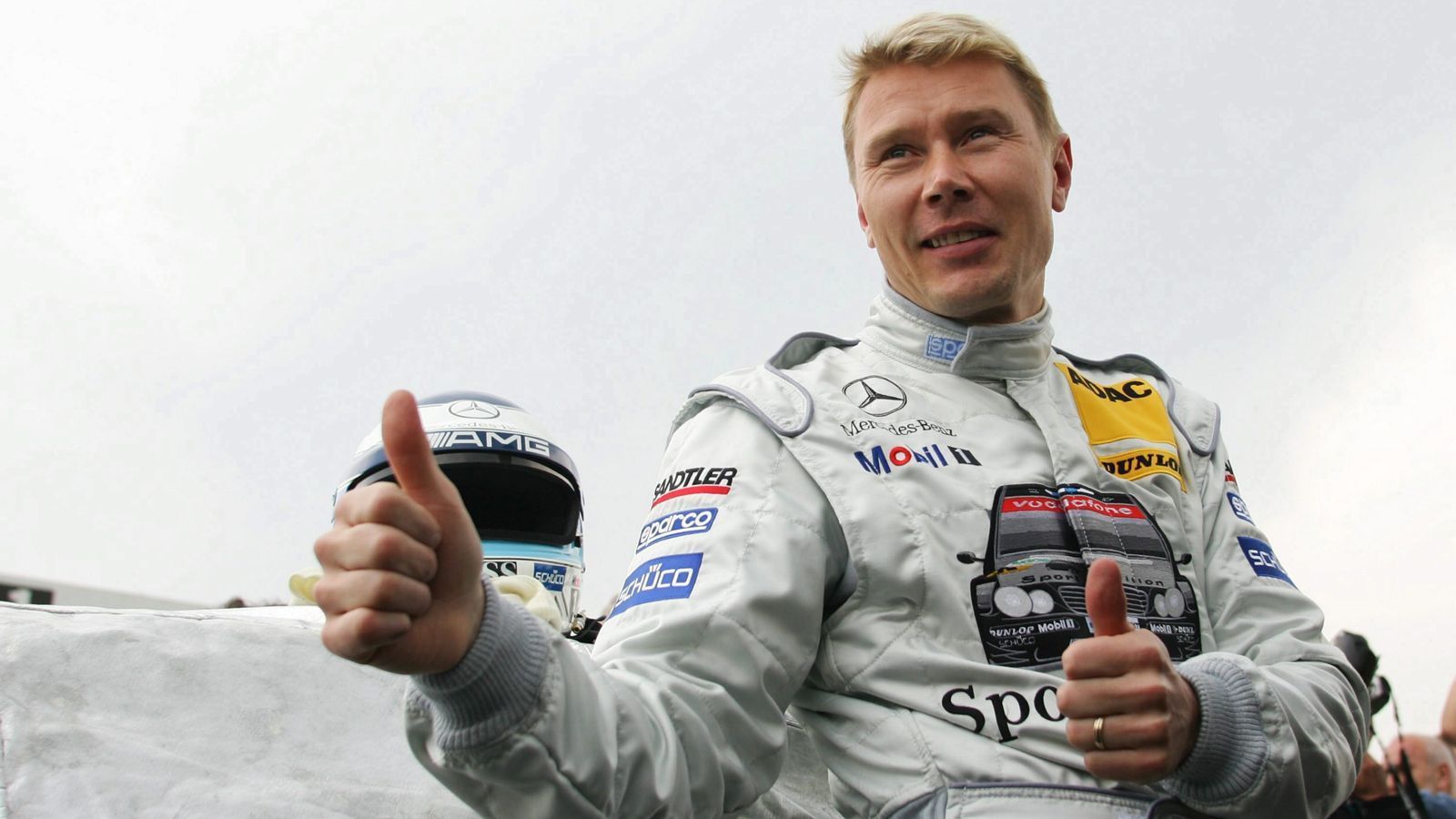 
                <strong>2005 - Mika Häkkinen - Platz 5</strong><br>
                Drei Mal Podium, ein Rennsieg und am Ende der fünfte Platz der DTM-Fahrerwertung 2005. Der zweifache F1-Champion und Rivale von Michael Schumacher bewies, dass nicht alle ehemaligen F1-Fahrer Probleme in der DTM haben. Häkkinnen war ein Allrounder und schlug sich gut. Dabei pausierte er seine Rennkarriere zuvor für drei Jahre. 
              