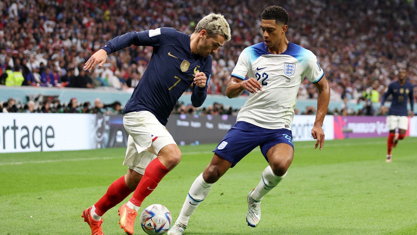 
                <strong>Platz 2: Frankreich aka der Titelverteidiger</strong><br>
                Die Franzosen erinnern an 2018. Auch damals hatten sie nicht die attraktivste Spielweise. Auch damals begeisterten sie nicht auf ganzer Linie. Und trotzdem streckt die "Equipe Tricolore" am Ende den Weltpokal gen Himmel. Was daran lag, dass das Team von Nationalcoach Didier Deschamps nur wenige Momente benötigt, um ein Spiel für sich zu entscheiden. Damals wie heute.
              