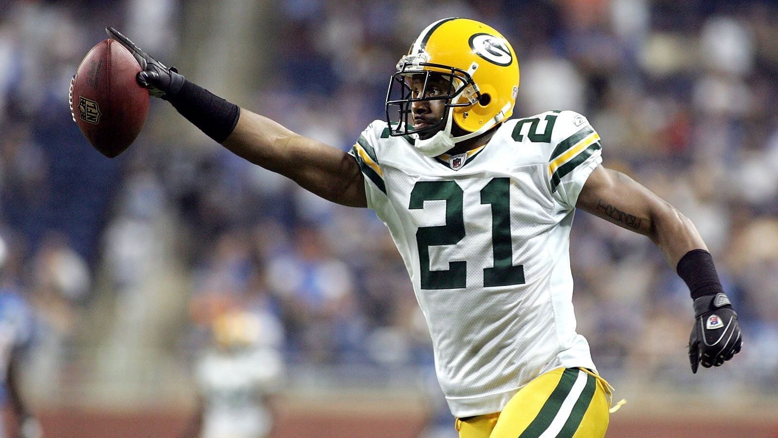 
                <strong>Charles Woodson (Cornerback/Safety)</strong><br>
                Charles Woodson stand in insgesamt 254 Partien für die Oakland Raiders und die Green Bay Packers auf dem Platz. In jeder Saison fing er mindestens eine Interception, 2014 erreichte er als erster NFL-Profi die Marke von 50 Interceptions und 20 Sacks. 2011 triumphierte er mit den Green Bay Packers im Super Bowl.
              