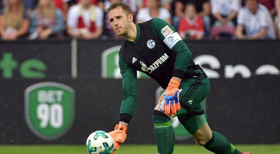 
                <strong>Ralf Fährmann (FC Schalke 04)</strong><br>
                Die erste Überraschung! Ralf Fährmann wird zum ersten Mal in die deutsche Nationalmannschaft berufen und darf als Ersatztorwart mit zur WM fahren. Er spielt seit Jahren auf einem konstant hohen Level, hat mehrfache Champions-League-Erfahrung und ist endlich an der Reihe. Kevin Trapp kommt bei PSG nicht mehr zum Einsatz und fliegt damit aus dem Kader. Bernd Leno hat sich bei der Nationalmannschaft nie nachhaltig beweisen können und muss damit den besseren Saison-Leistungen von Fährmann weichen.
              